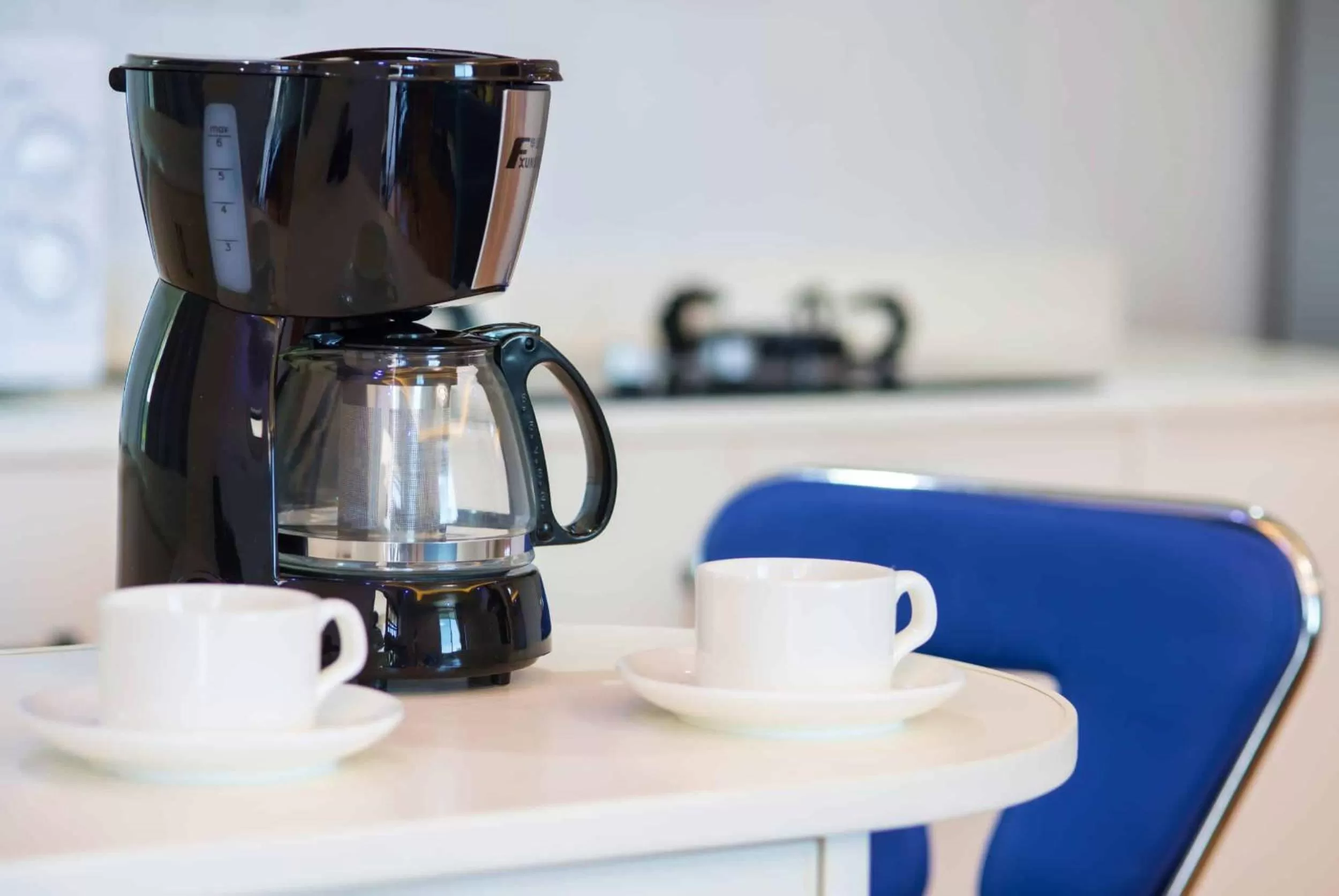 Coffee/tea facilities, TV/Entertainment Center in Riverside Hotel