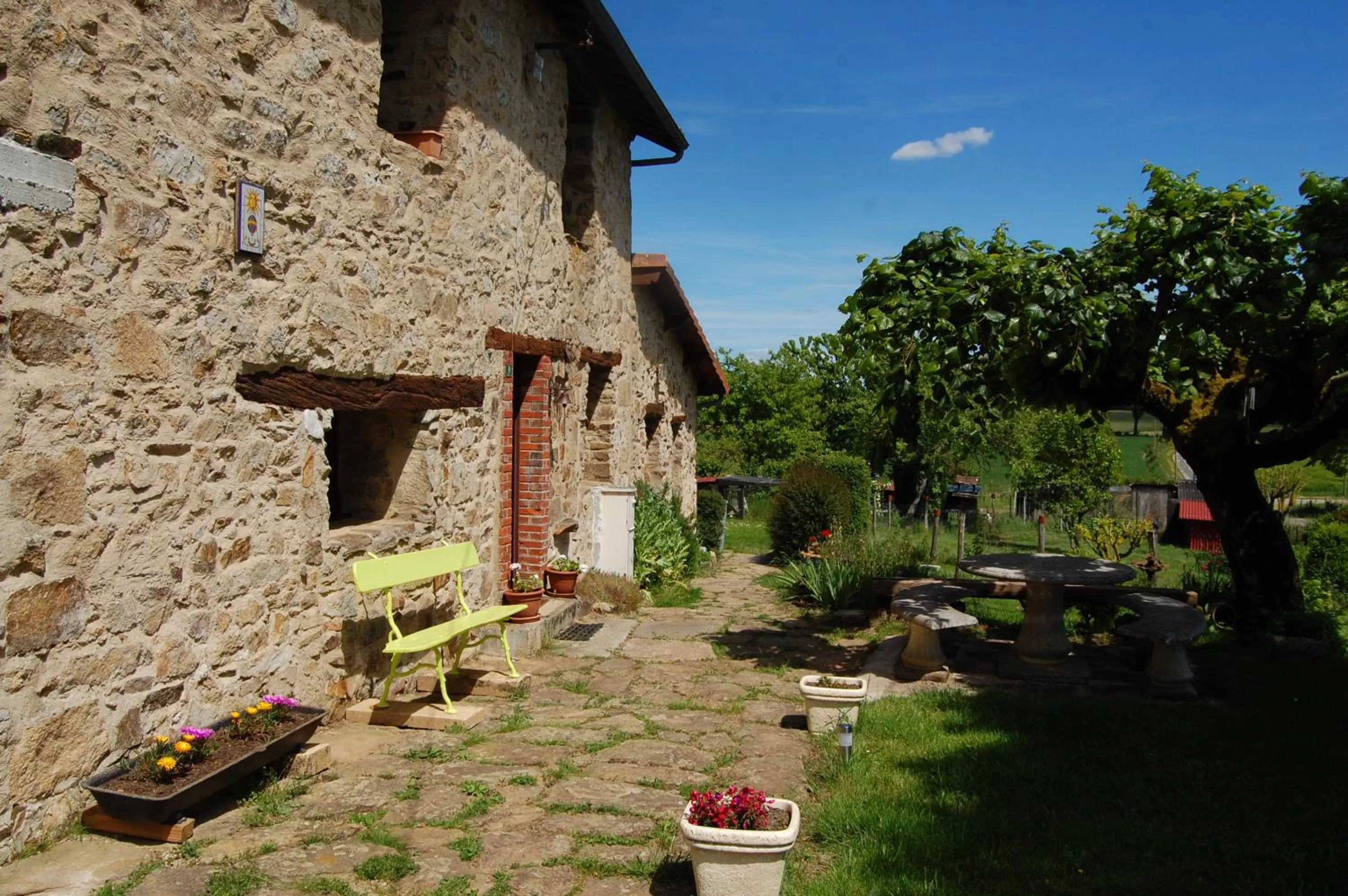 Property building, Garden in chambre d'hôte chez l'habitant