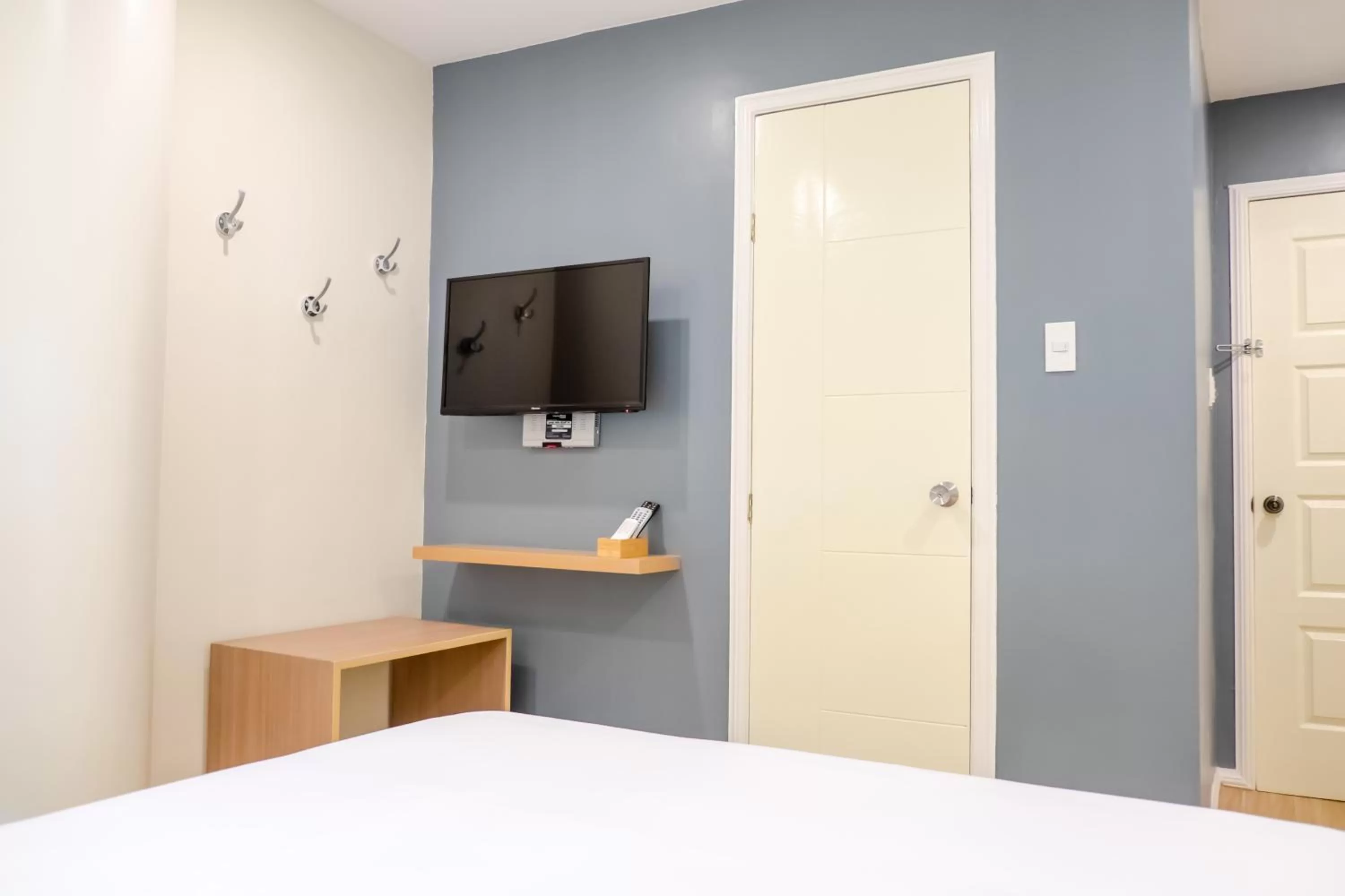 Photo of the whole room, Bed in Bridge Hotel