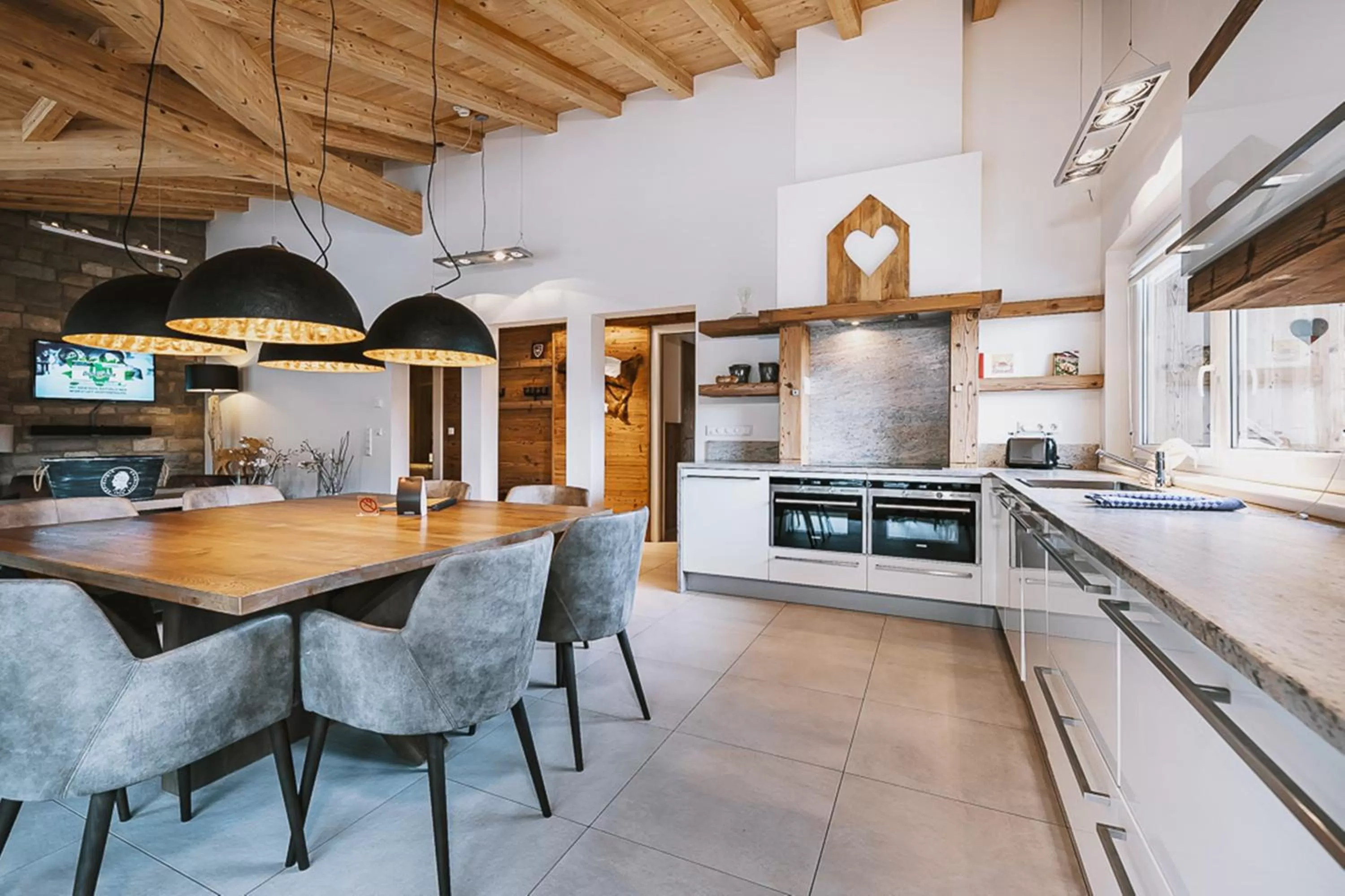 Kitchen or kitchenette in AvenidA Mountain Lodges Kaprun