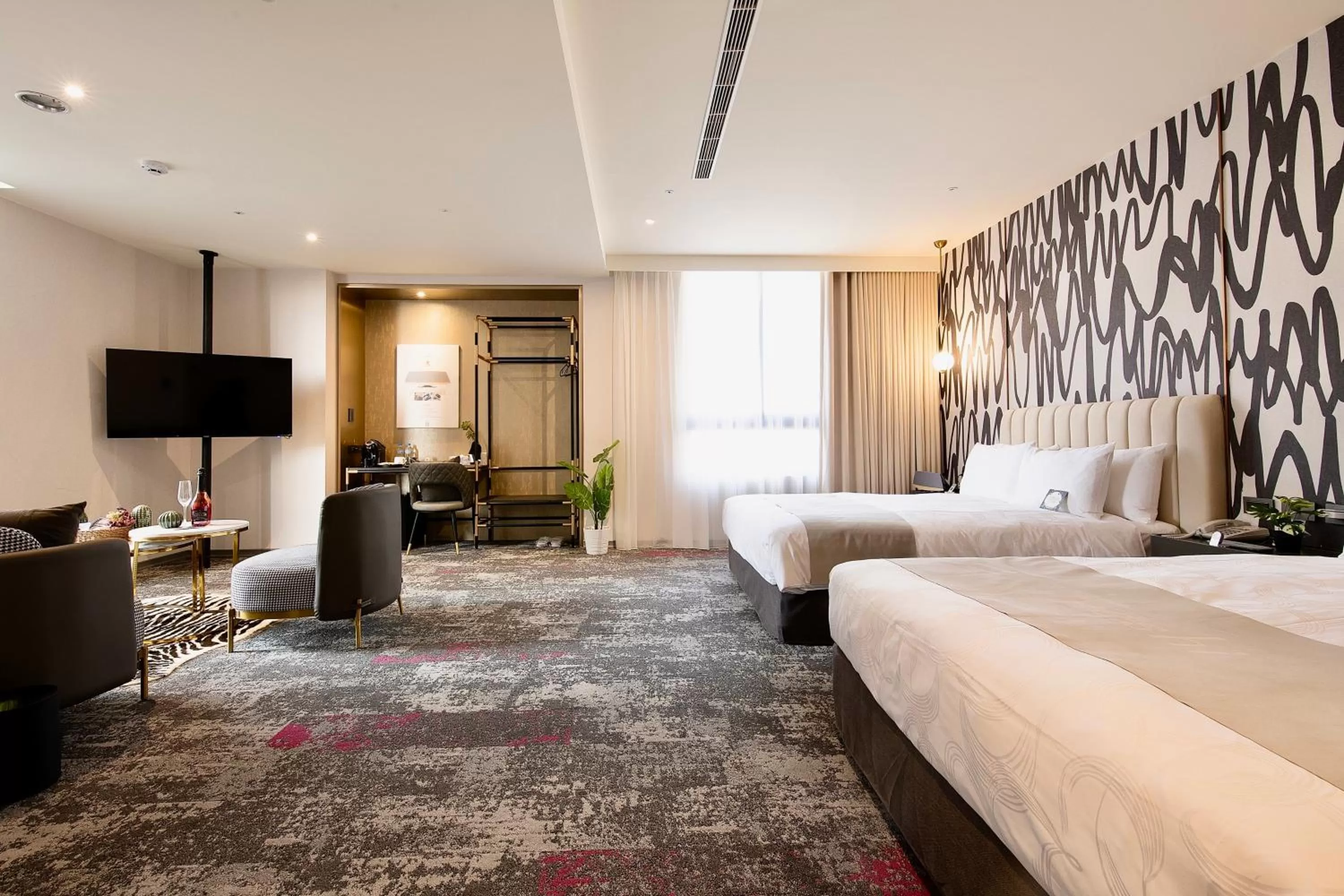 Communal lounge/ TV room, Bed in Tenz Go Hotel