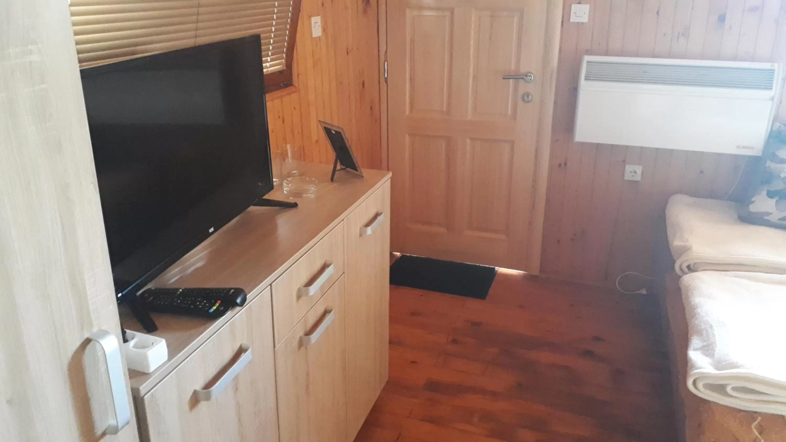 Bedroom, TV/Entertainment Center in Bed & Breakfast KUM