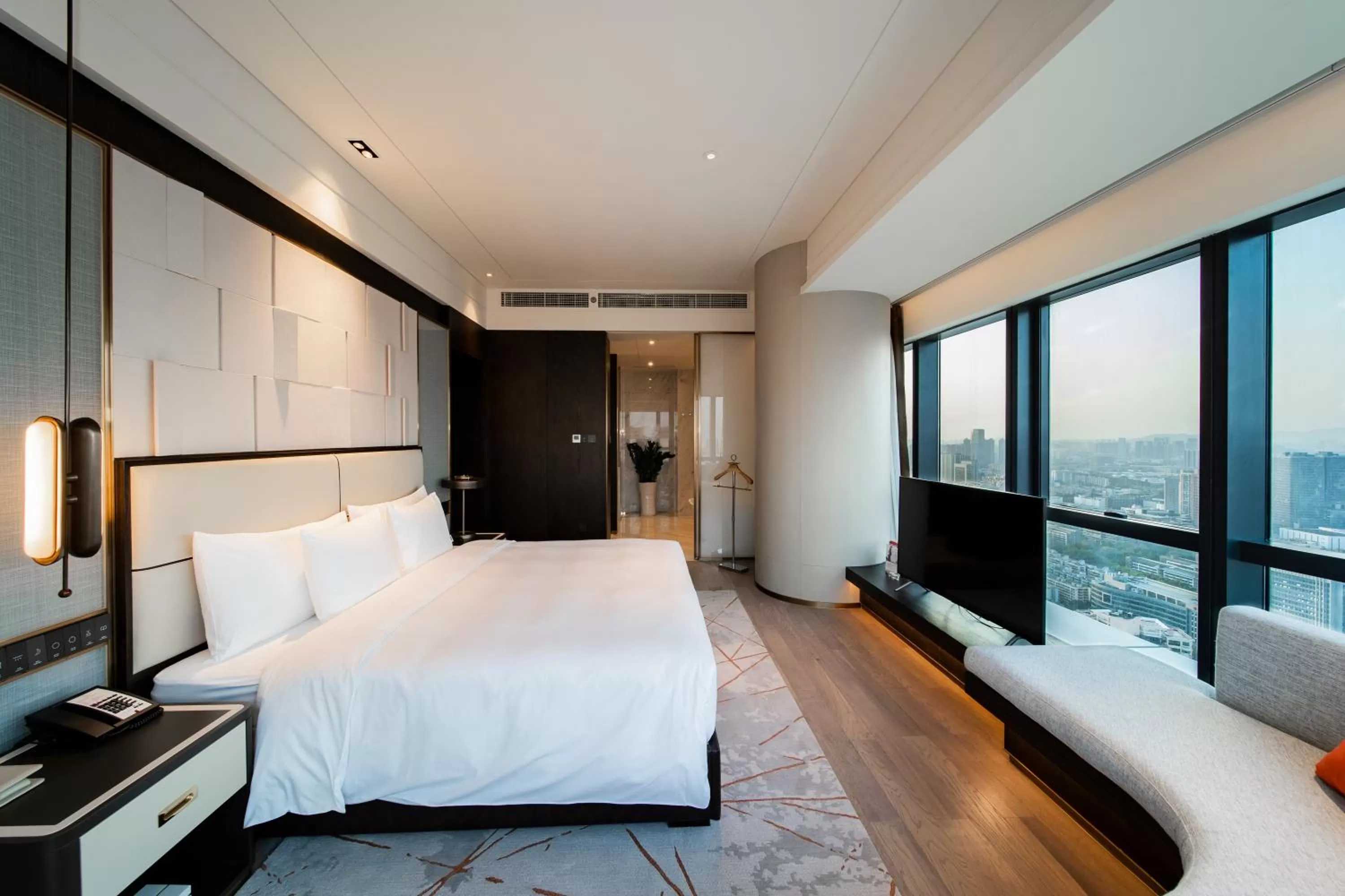 Photo of the whole room, Bed in Crowne Plaza Shenzhen Nanshan by IHG