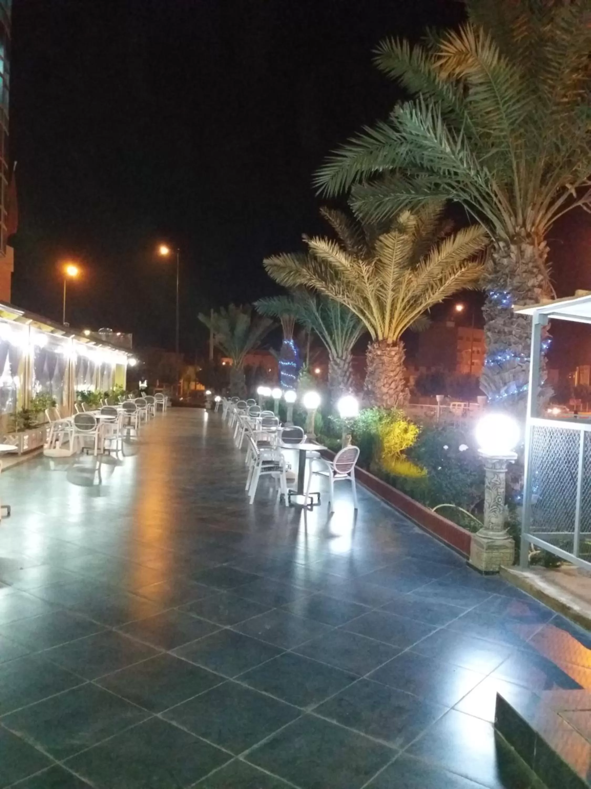 Swimming Pool in Hôtel Hadaik Ain Asserdoune