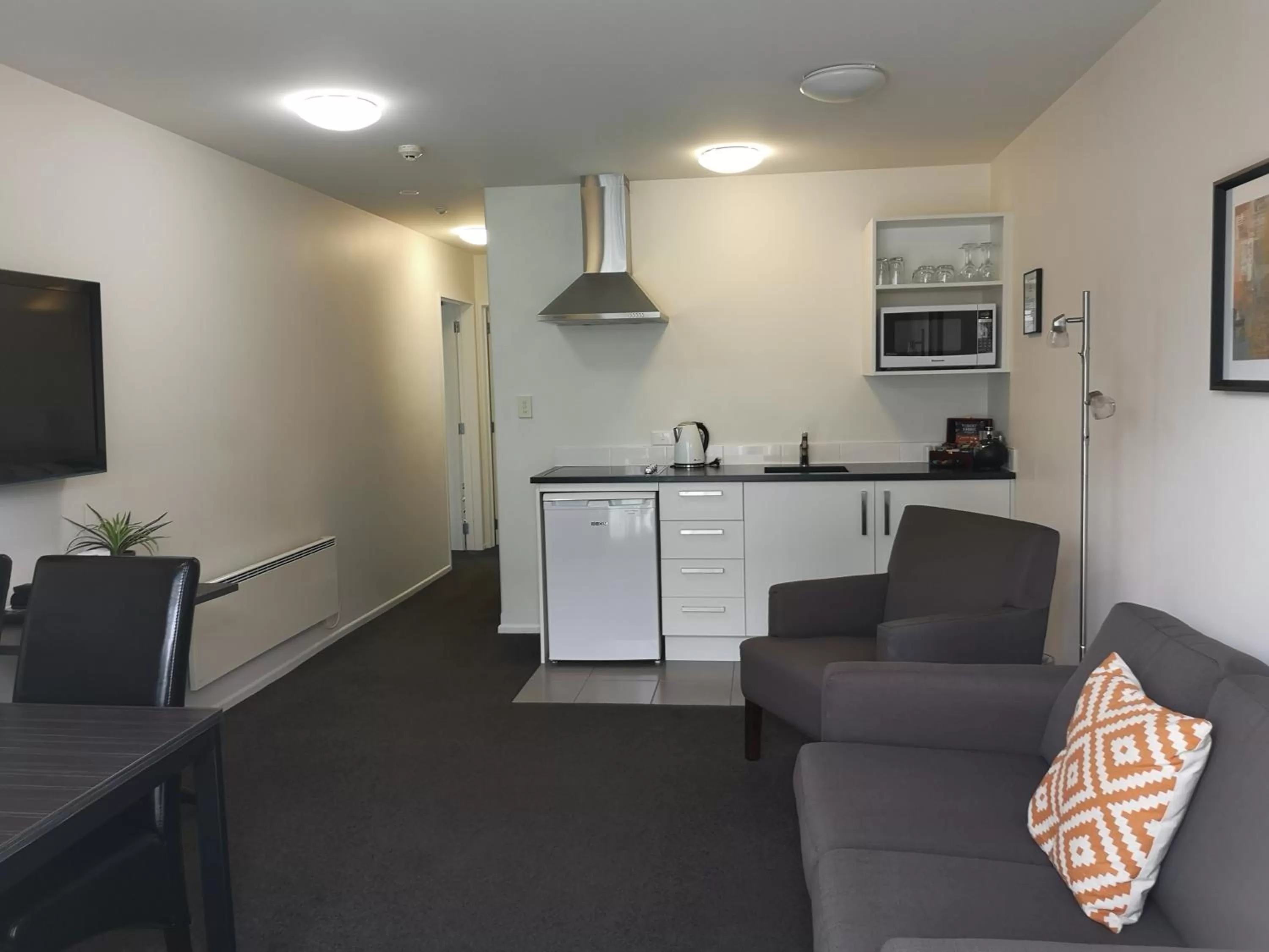 Kitchen or kitchenette in Airport Palms Motel