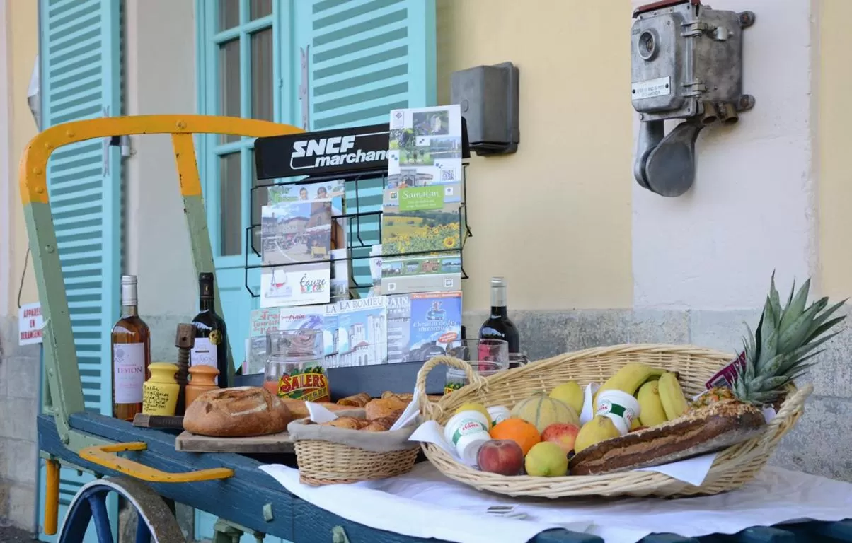 Buffet breakfast in Avenue de la Gare