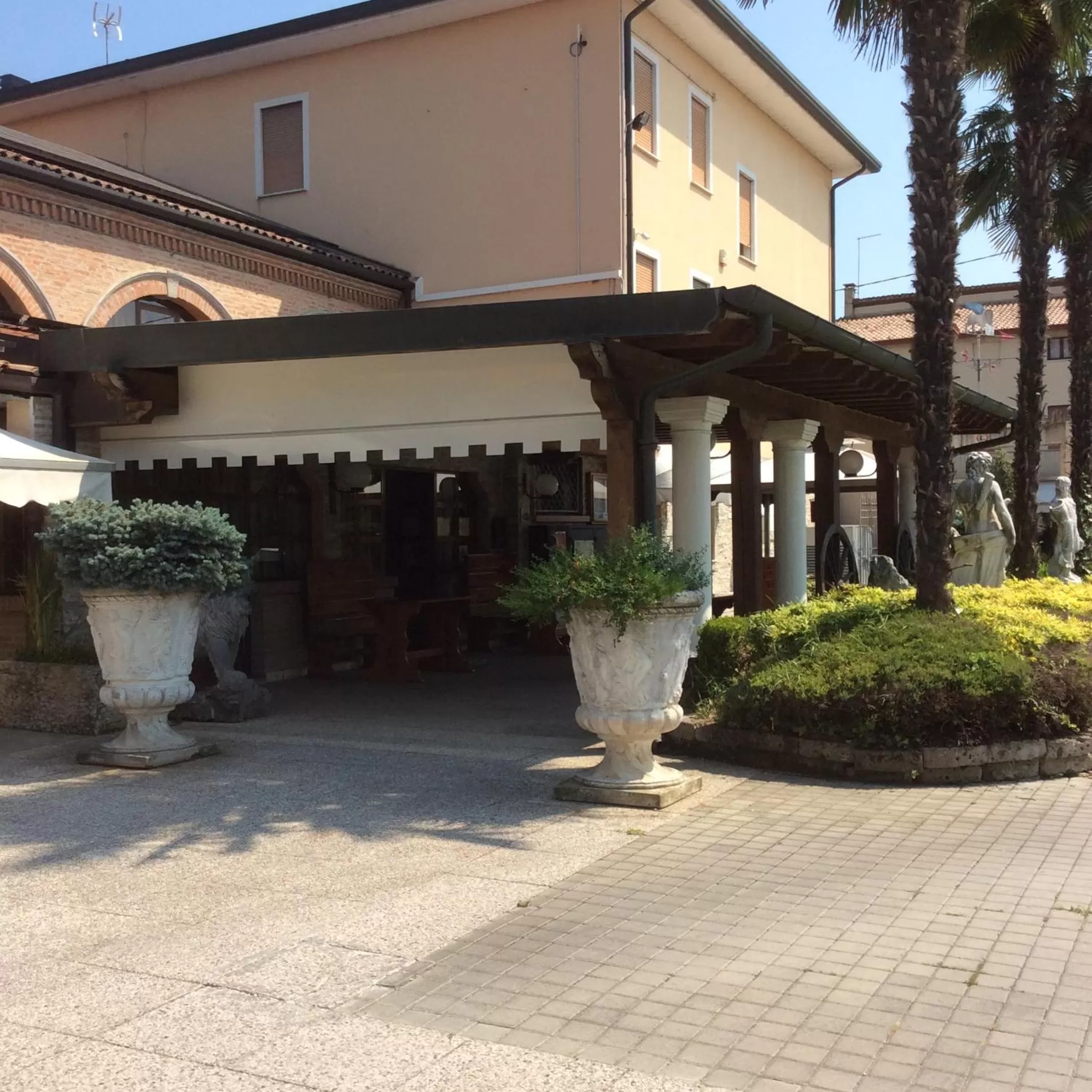 Facade/entrance in Hotel Pizzeria Ristorante "Al Leone"