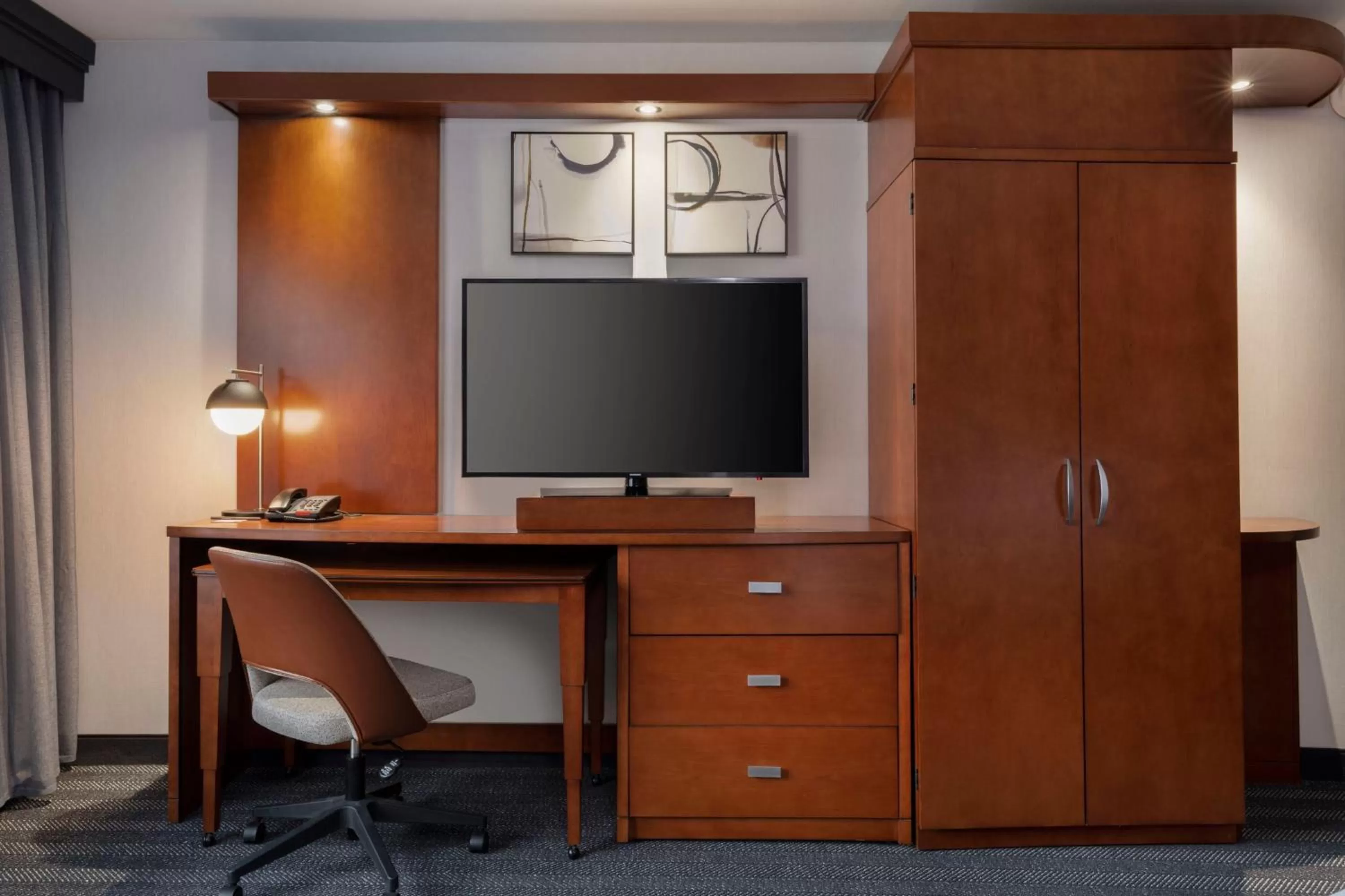 Photo of the whole room in Courtyard by Marriott Columbus New Albany