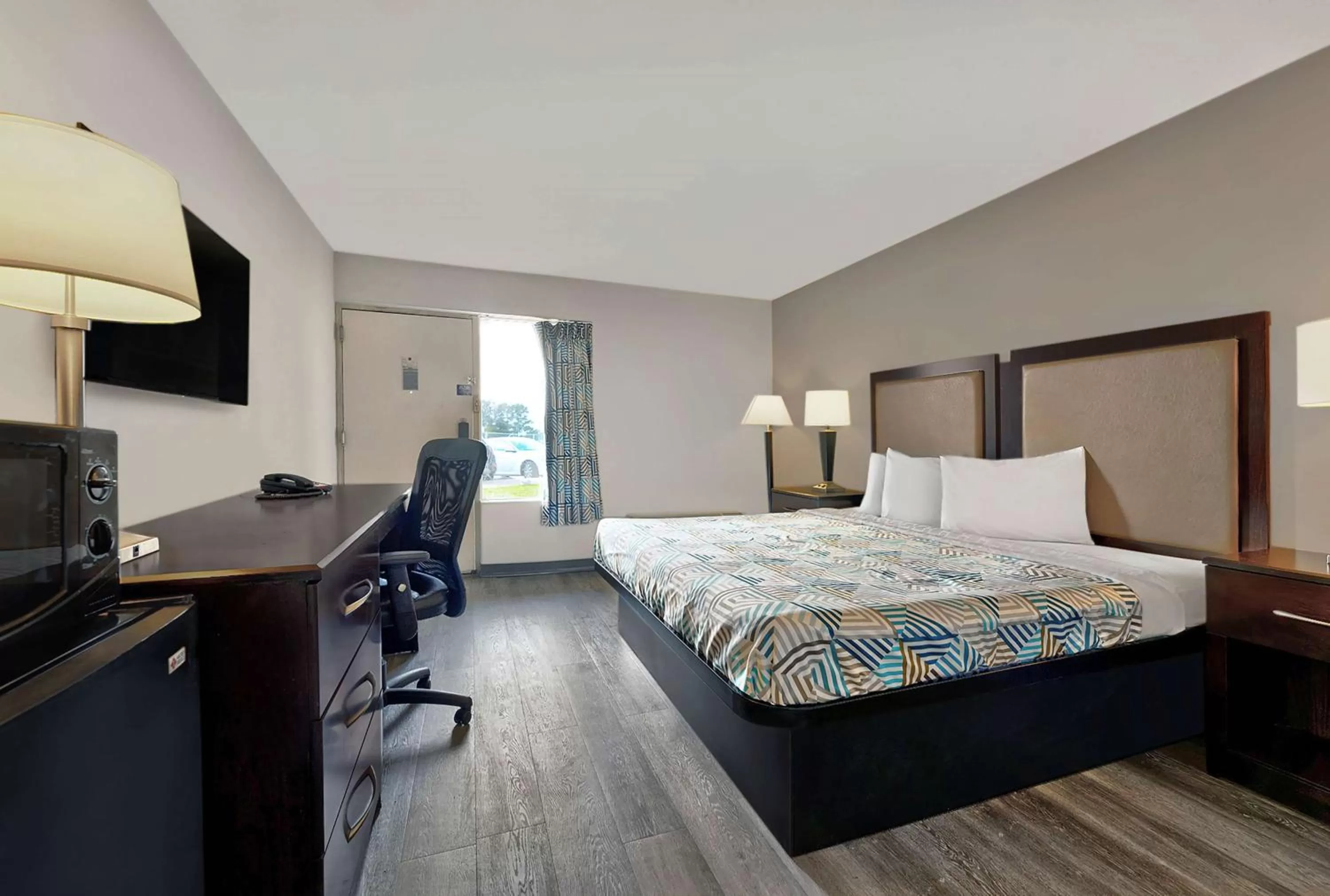 Photo of the whole room, Bed in Motel 6 McDonough, GA