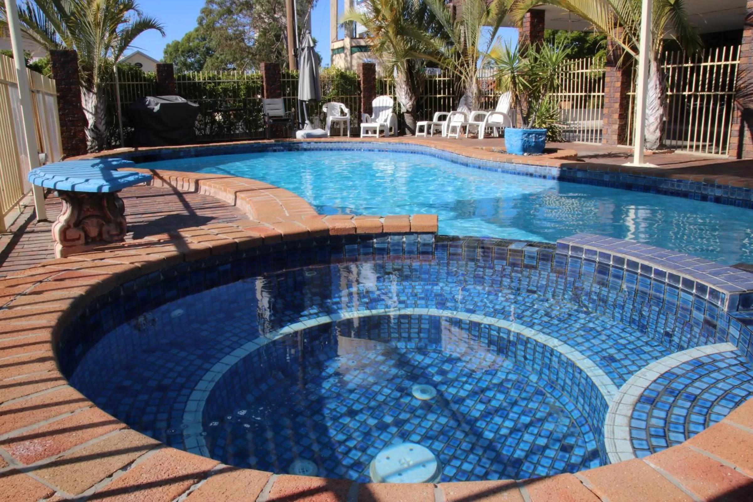 Swimming pool in Macintyre Motor Inn