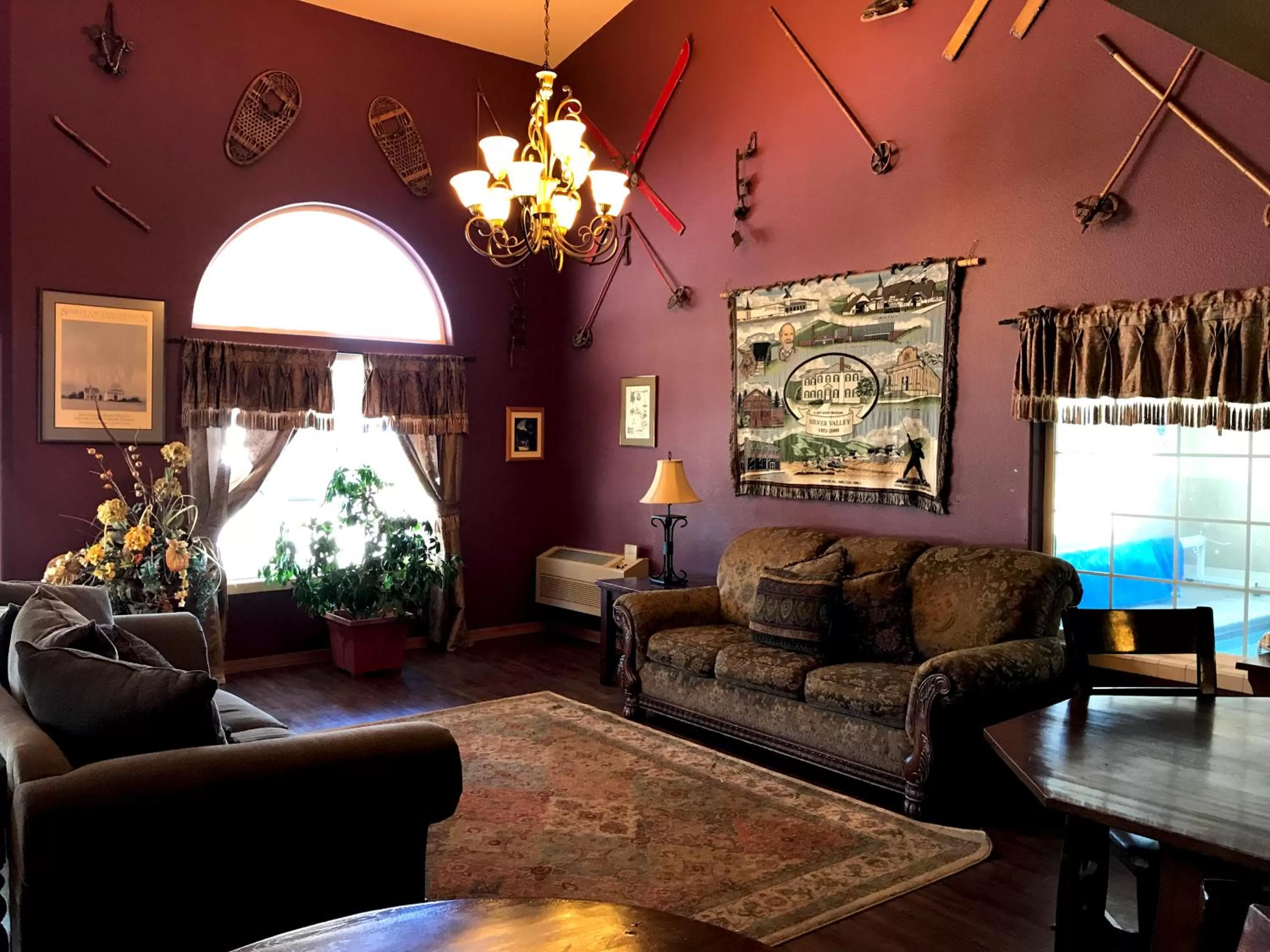 Communal lounge/ TV room in FairBridge Inn & Suites Kellogg