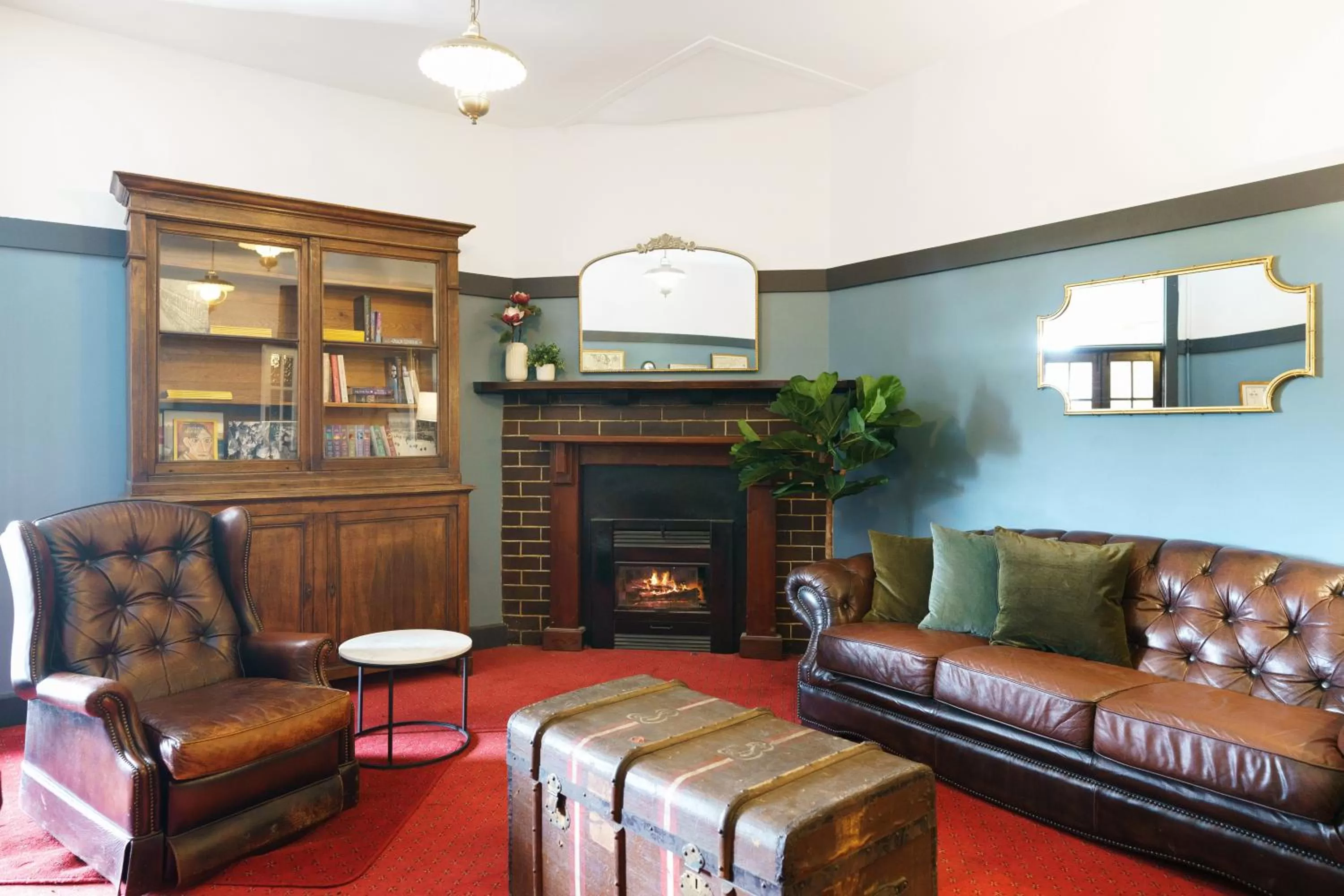 Communal lounge/ TV room in Bundanoon Hotel