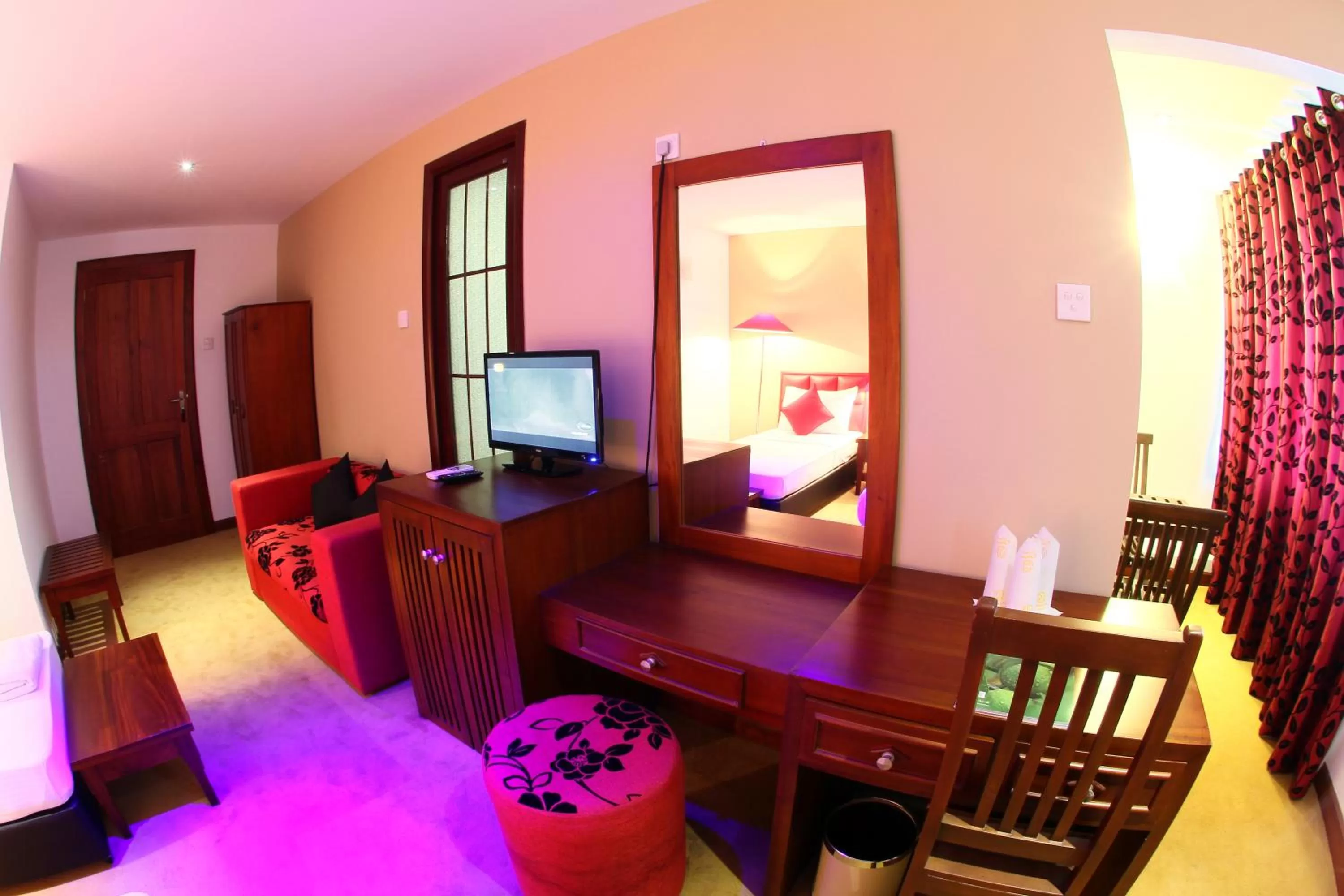 TV/Entertainment Center in Opulent River Face Hotel