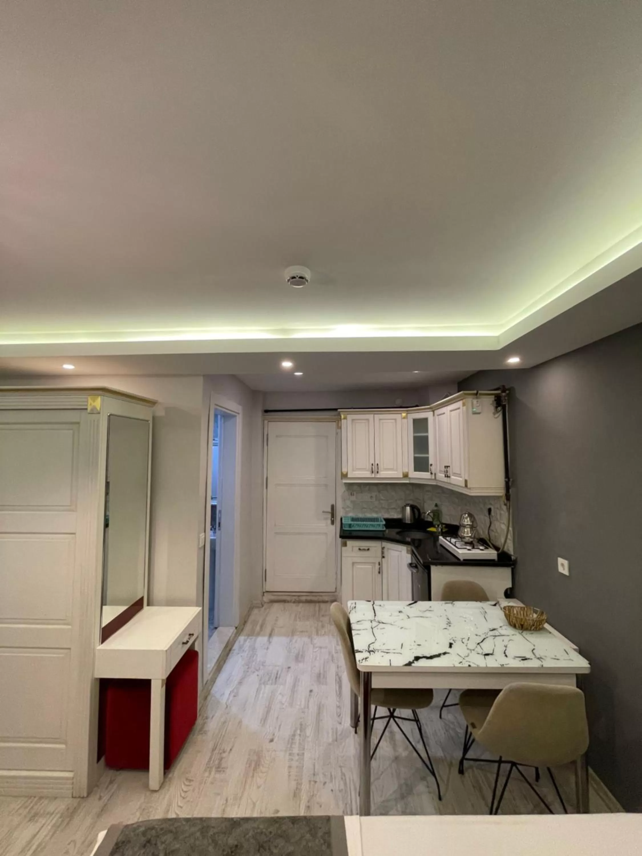 Kitchen/Kitchenette in Arat Apartments