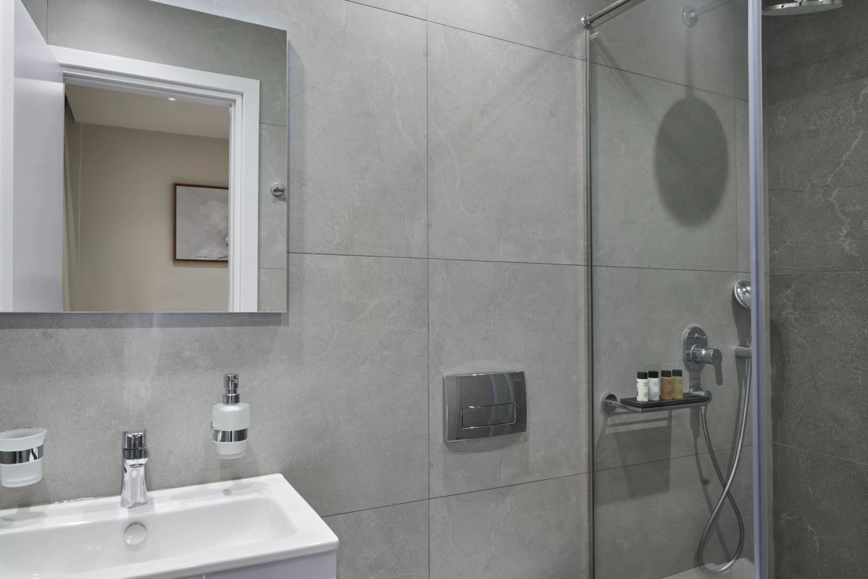 Shower in Hestia - Asklipiou 61