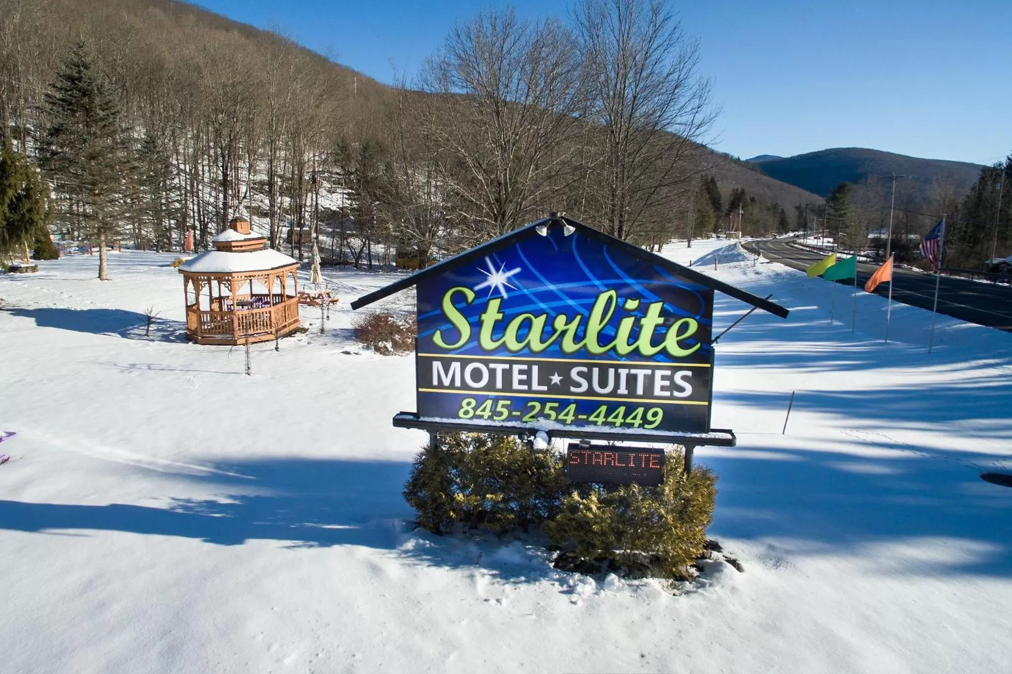 Winter in Starlite Motel & Suites