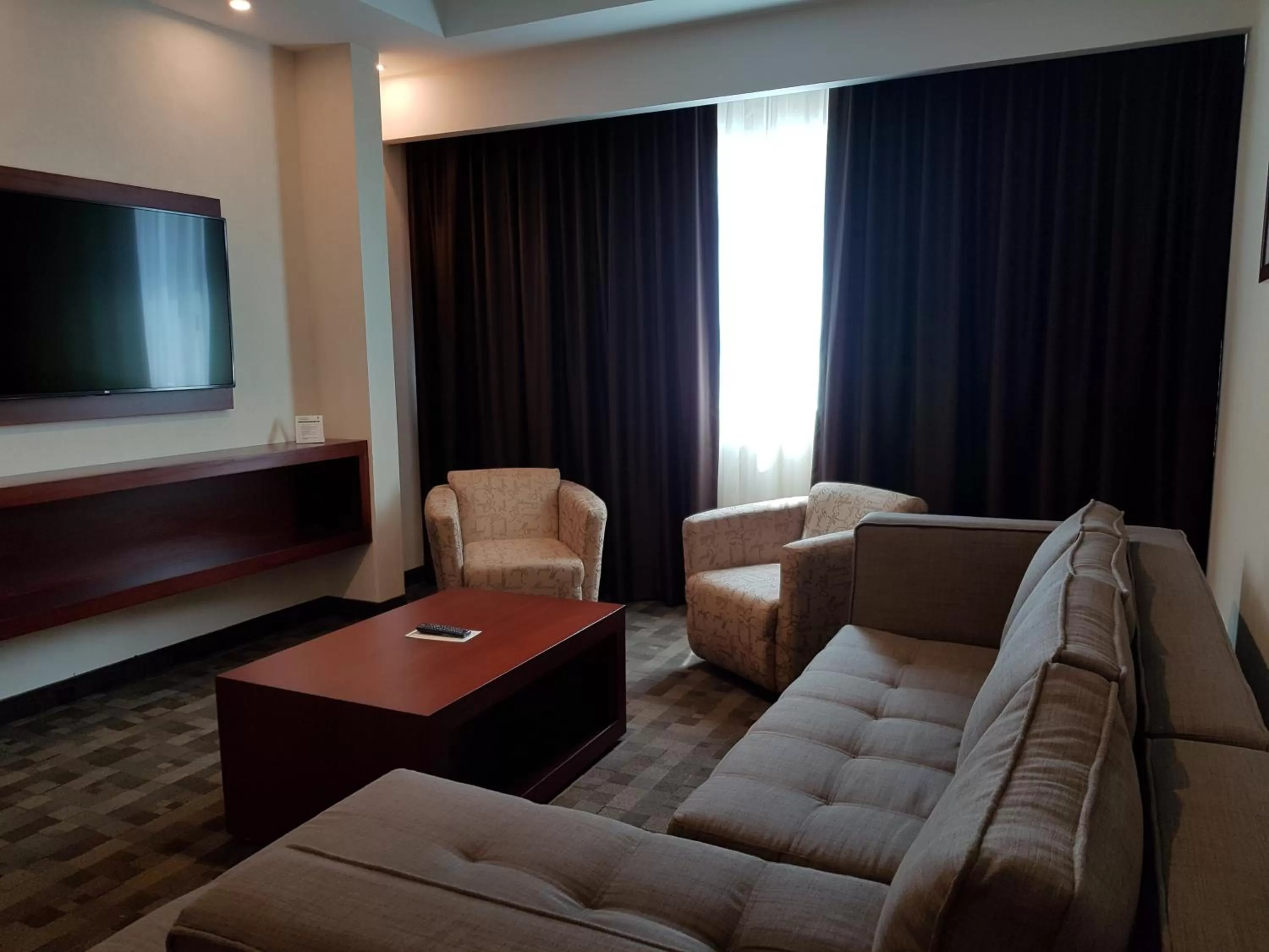 Photo of the whole room in Holiday Inn & Suites Plaza Mayor by IHG