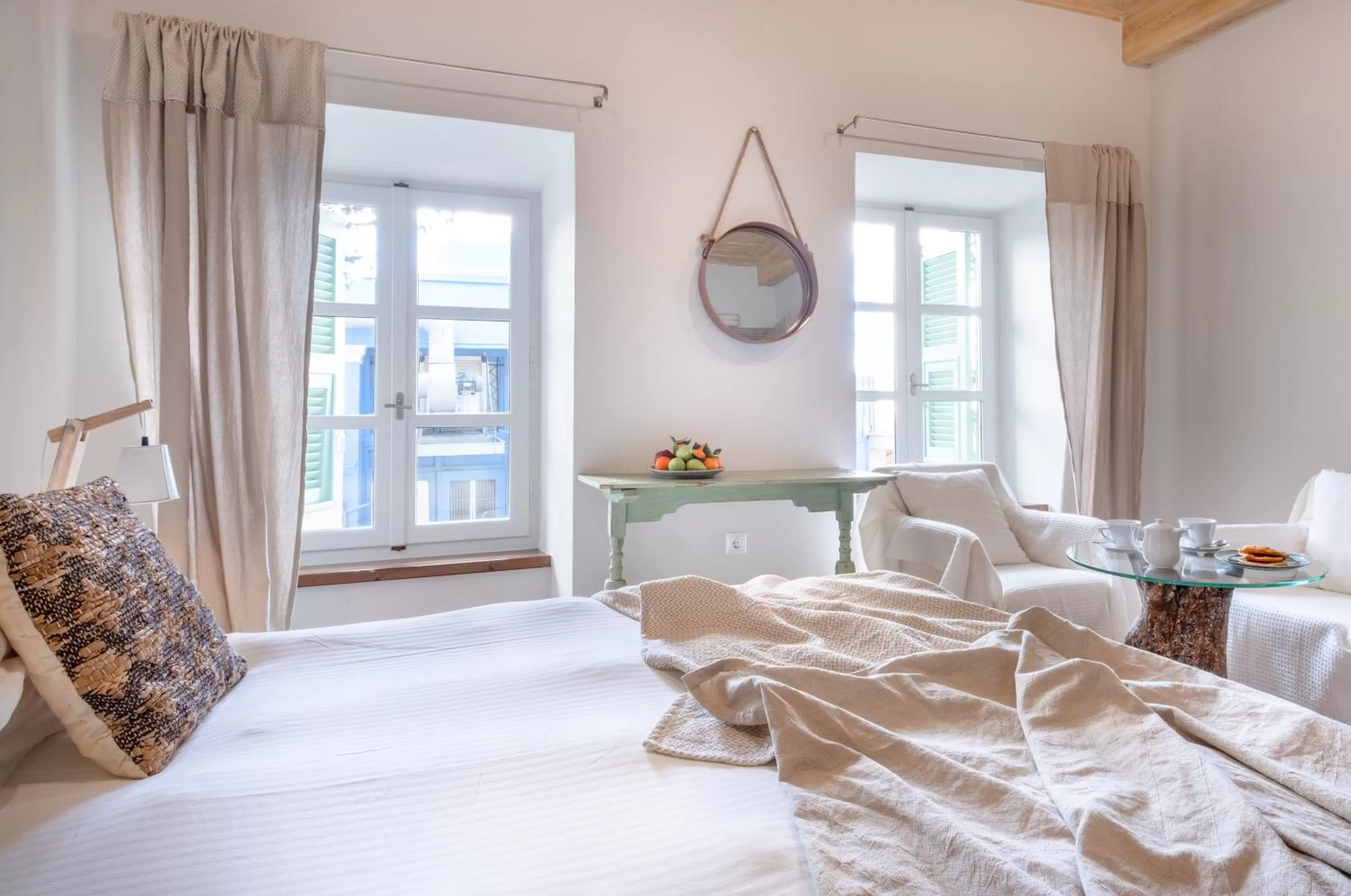 Bed in Amymone and Adiandi