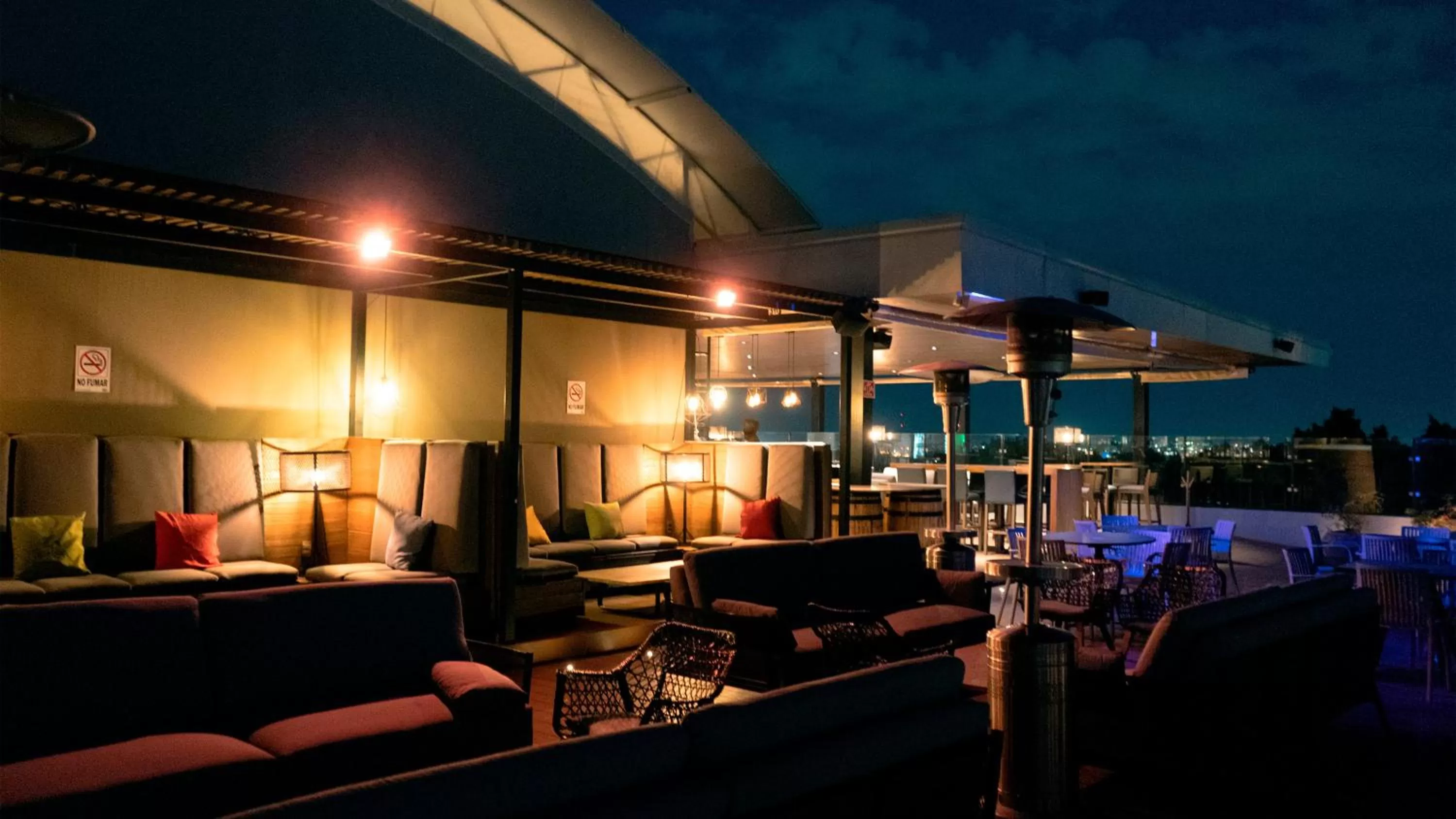 Lounge or bar in Hotel Indigo Guadalajara Expo by IHG