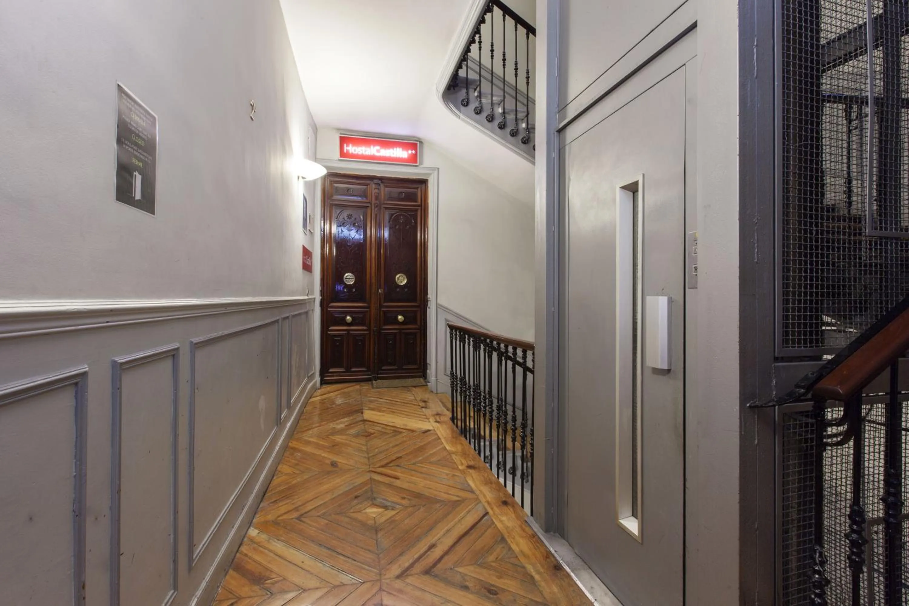 Facade/entrance in Hostal Castilla I Atocha