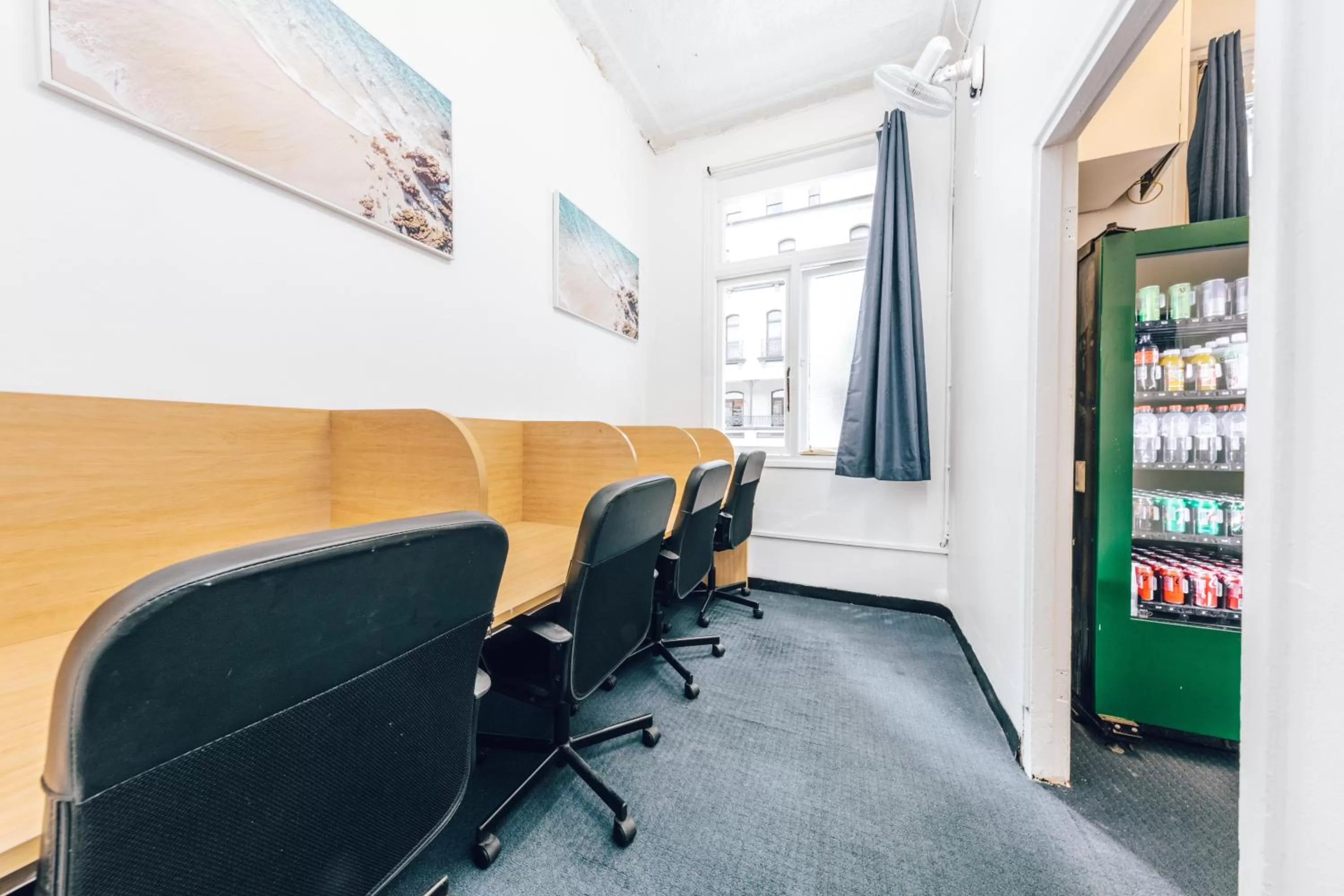 Seating area in Maze Backpackers - Sydney