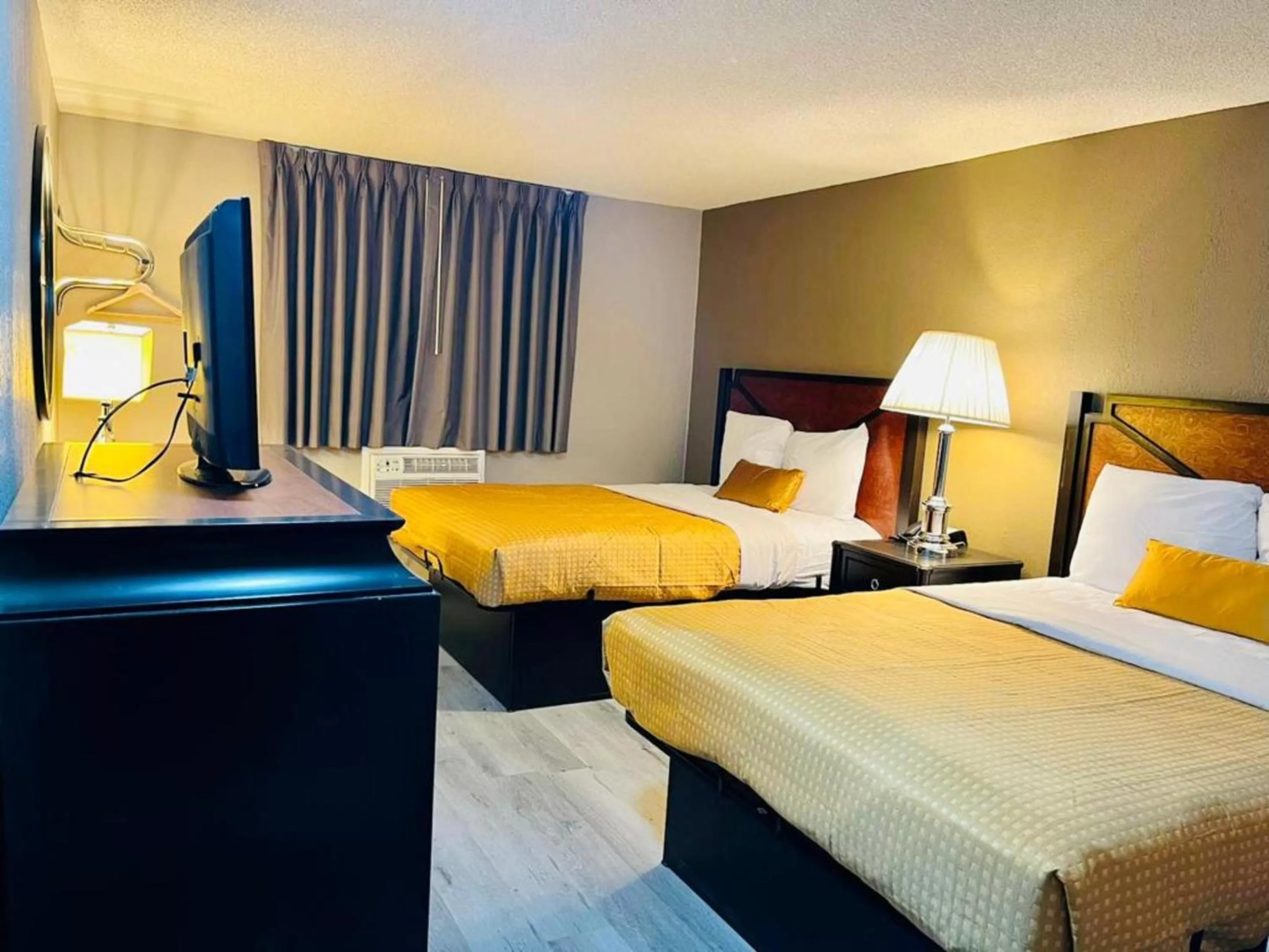 Bedroom, Bed in Super 8 by Wyndham Benton Harbor St Joseph