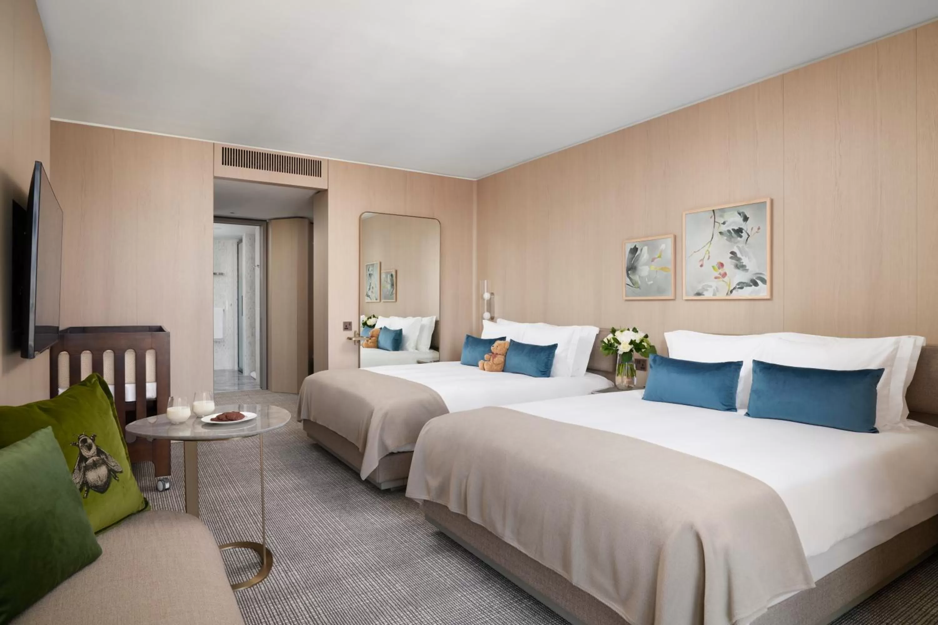 Bedroom, Bed in Pan Pacific London