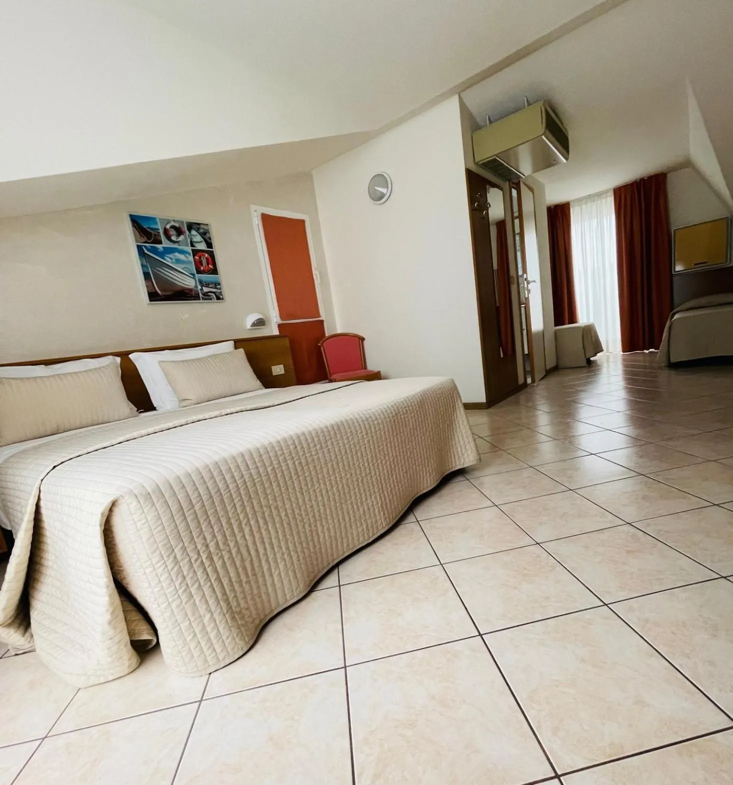 Bedroom, Bed in Hotel Touring