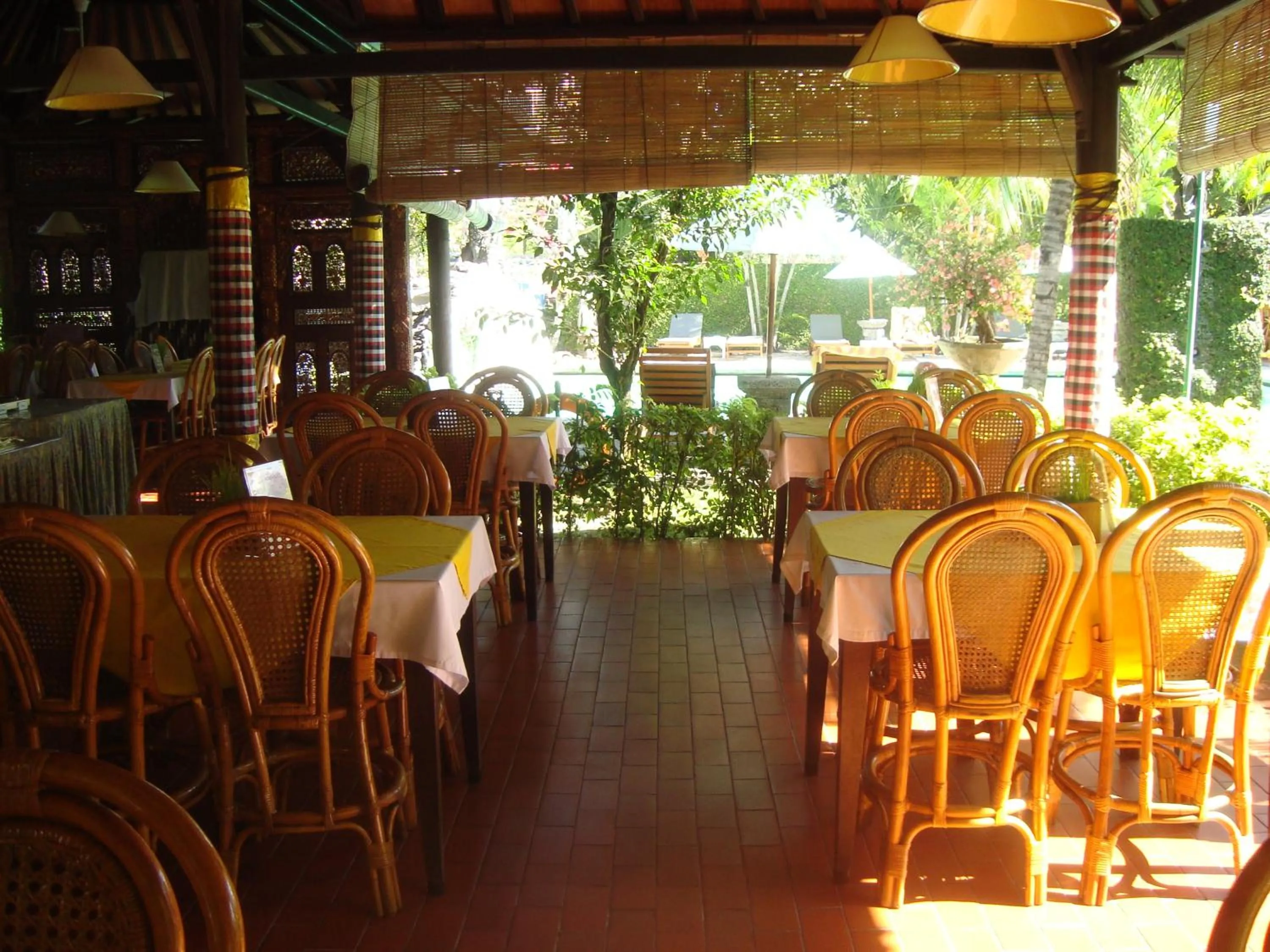 Restaurant/places to eat in Palm Garden Hotel