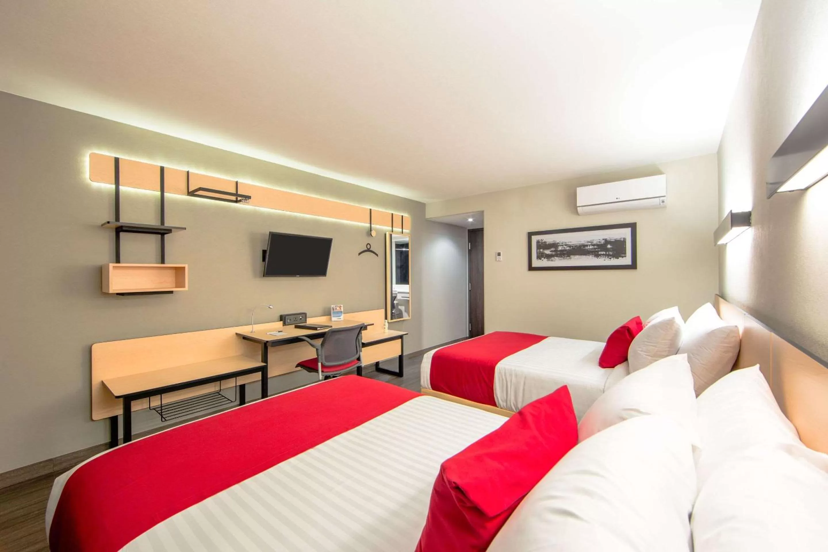 Bedroom, Bed in Comfort Inn Delicias