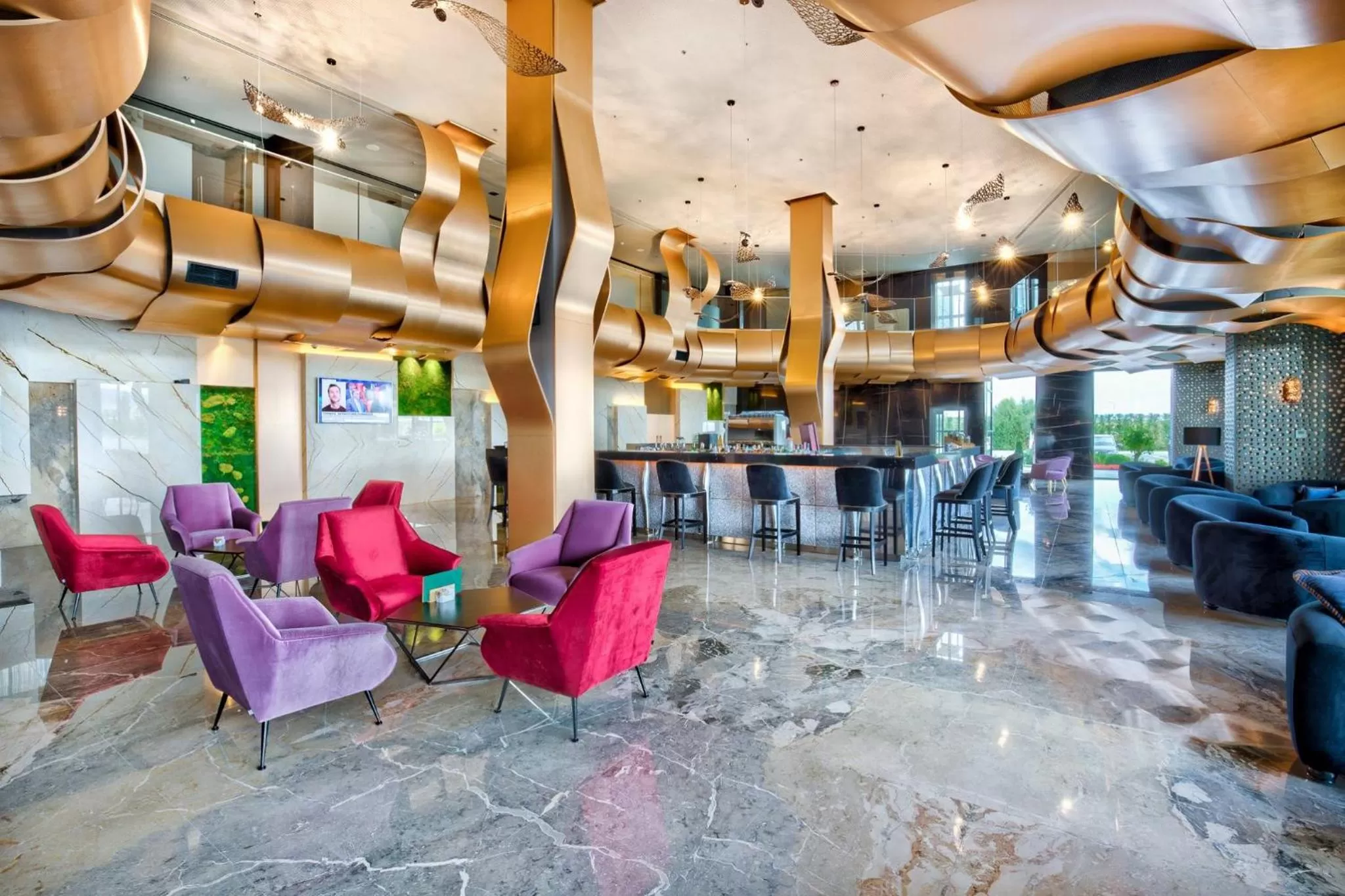 Restaurant/places to eat in Emerald Hotel