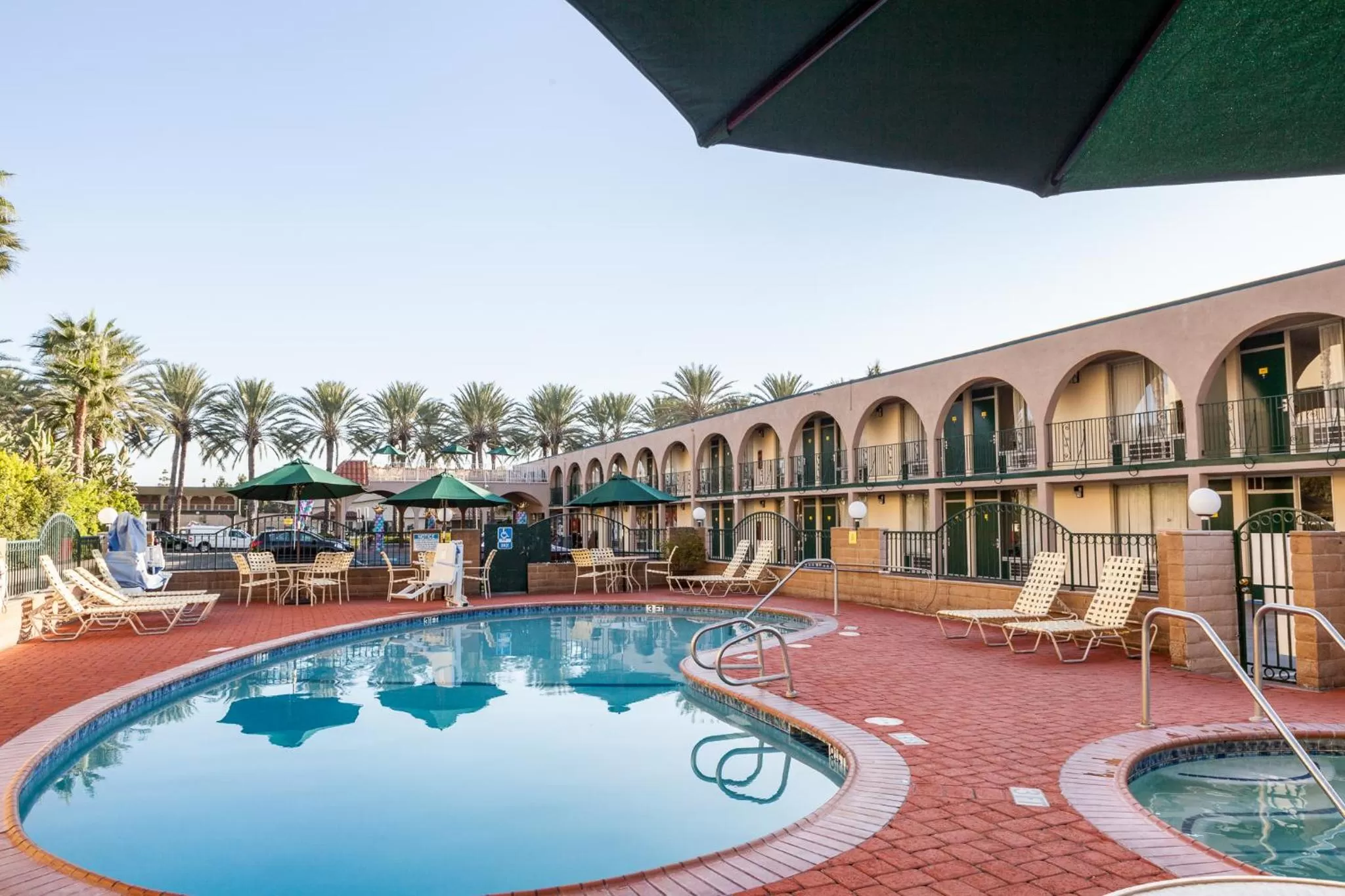 Swimming pool in Kings Inn Anaheim at The Park & Convention Center