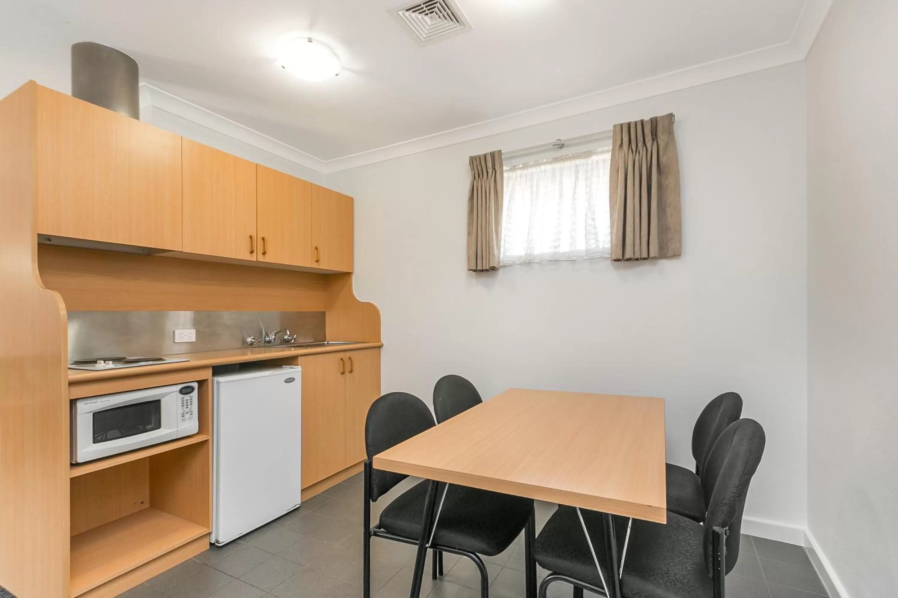 Kitchen or kitchenette in Flag Motor Lodge