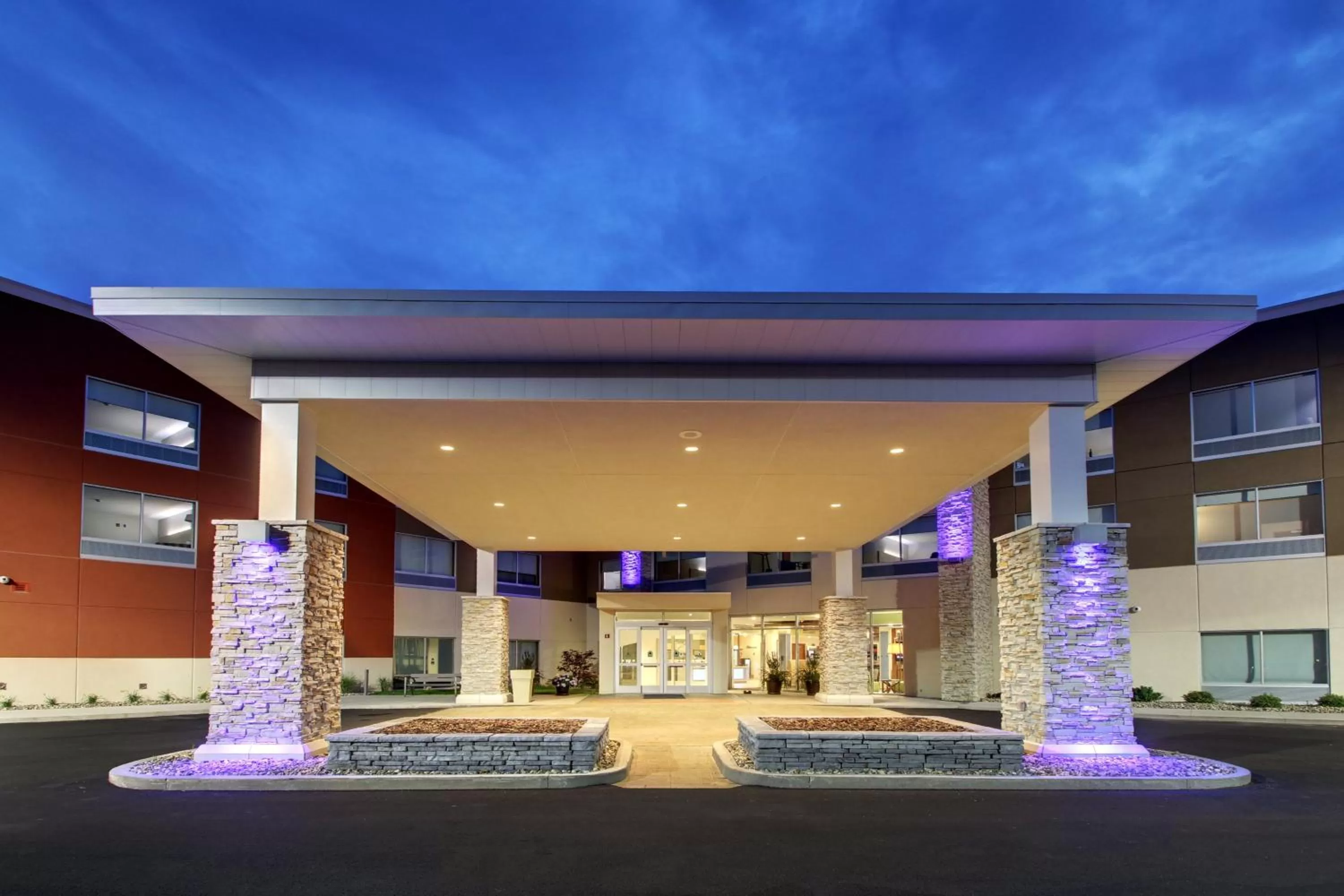 Property building in Holiday Inn Express & Suites Galesburg by IHG