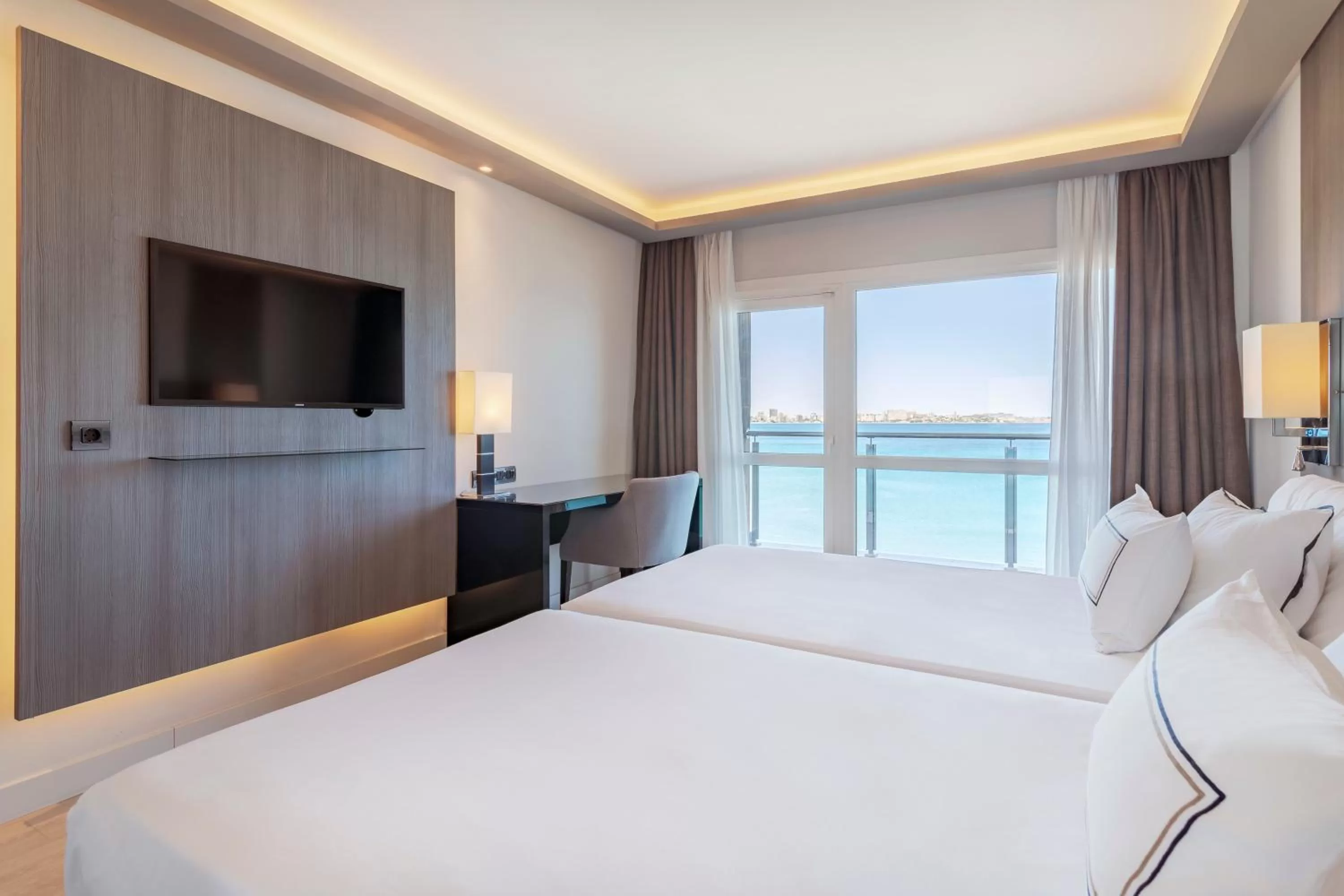 Bedroom, Bed in Melia Alicante