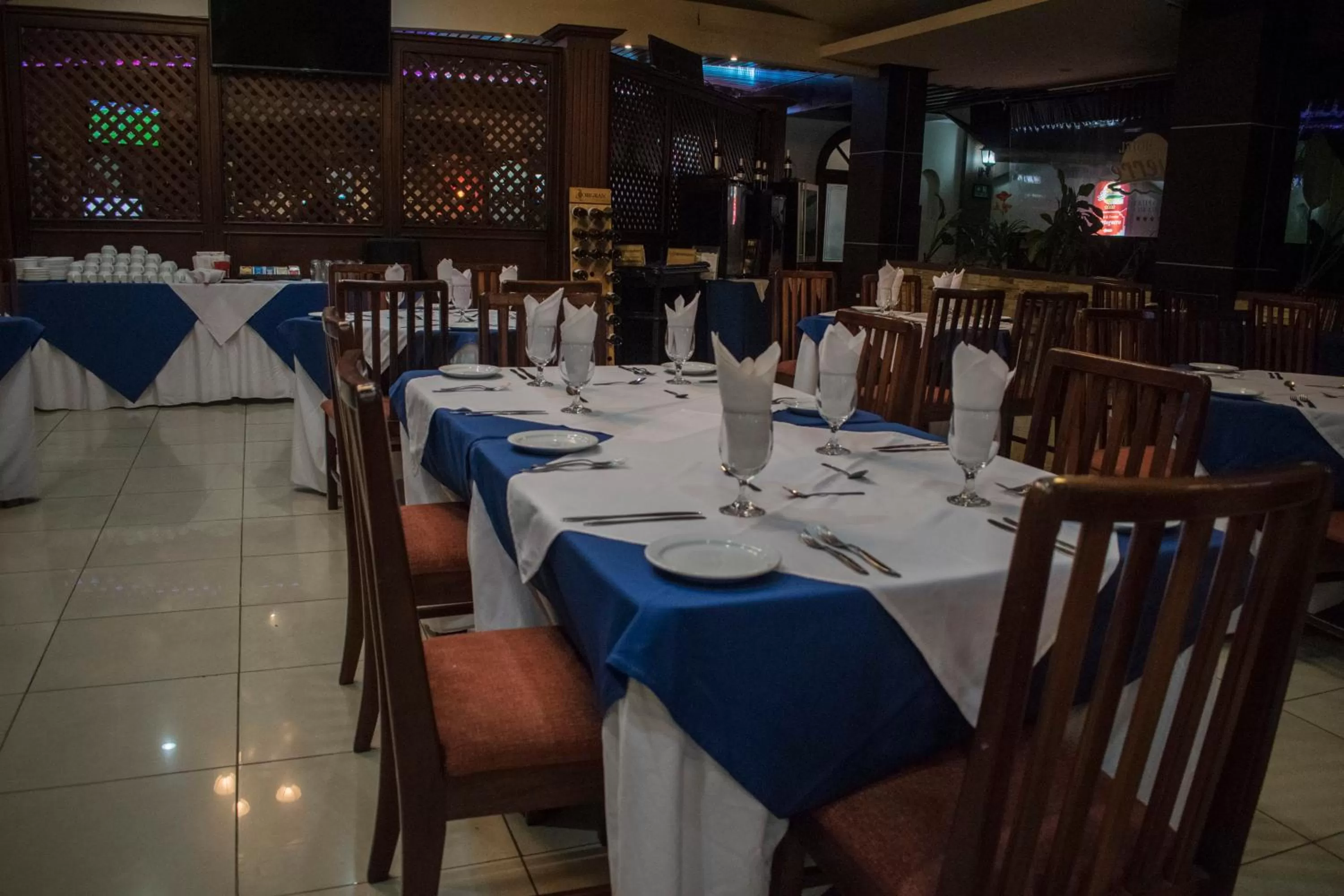 Restaurant/places to eat in Hotel Suerre