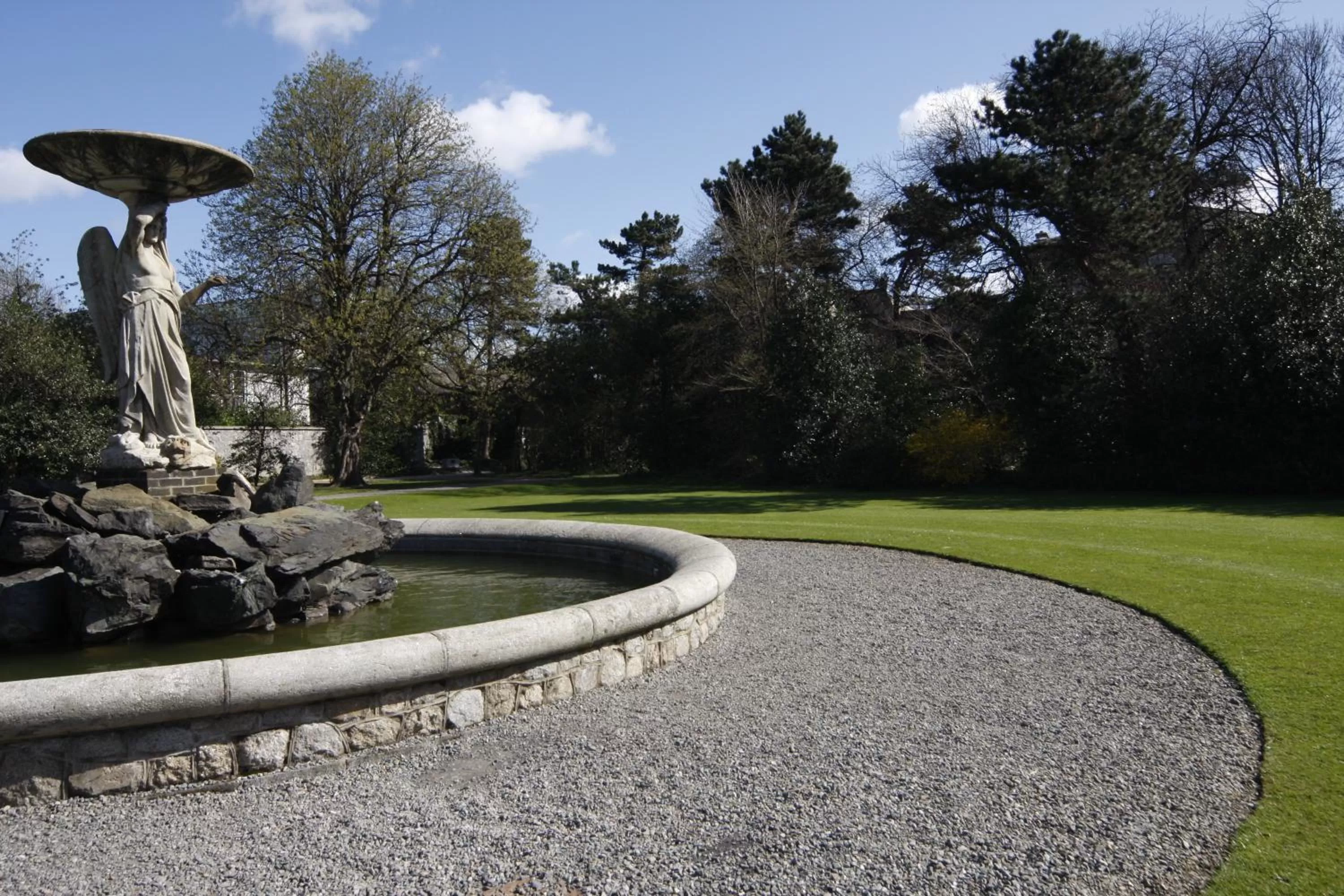 Facade/entrance in Stauntons on the Green Hotel