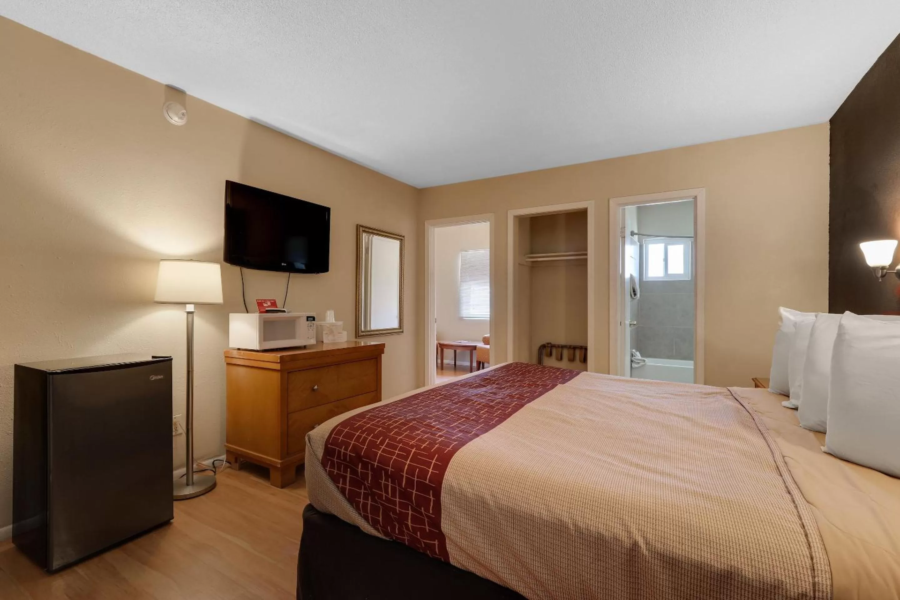 Bedroom, Bed in Red Roof Inn Needles