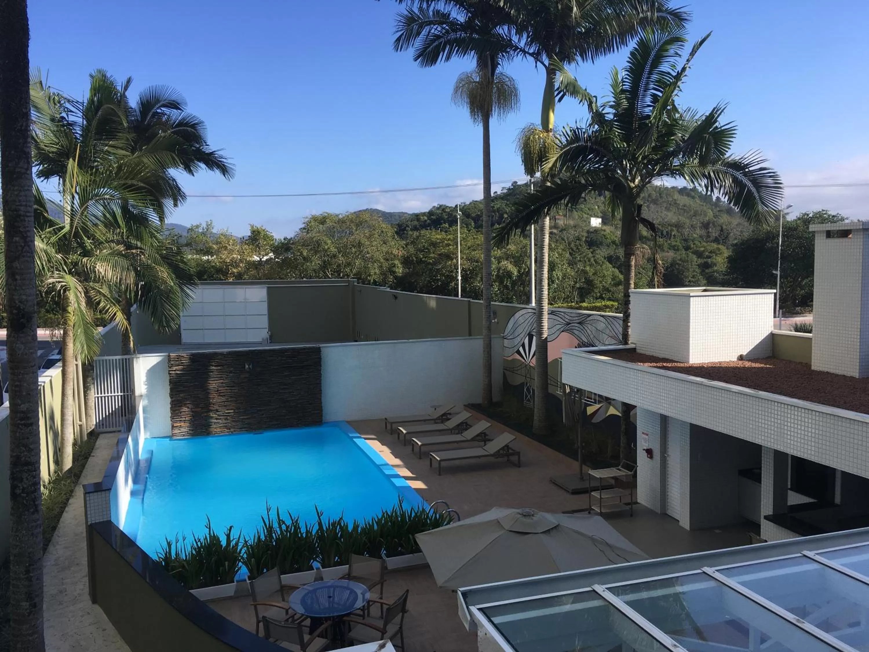 Swimming pool in Santa Inn Hotel