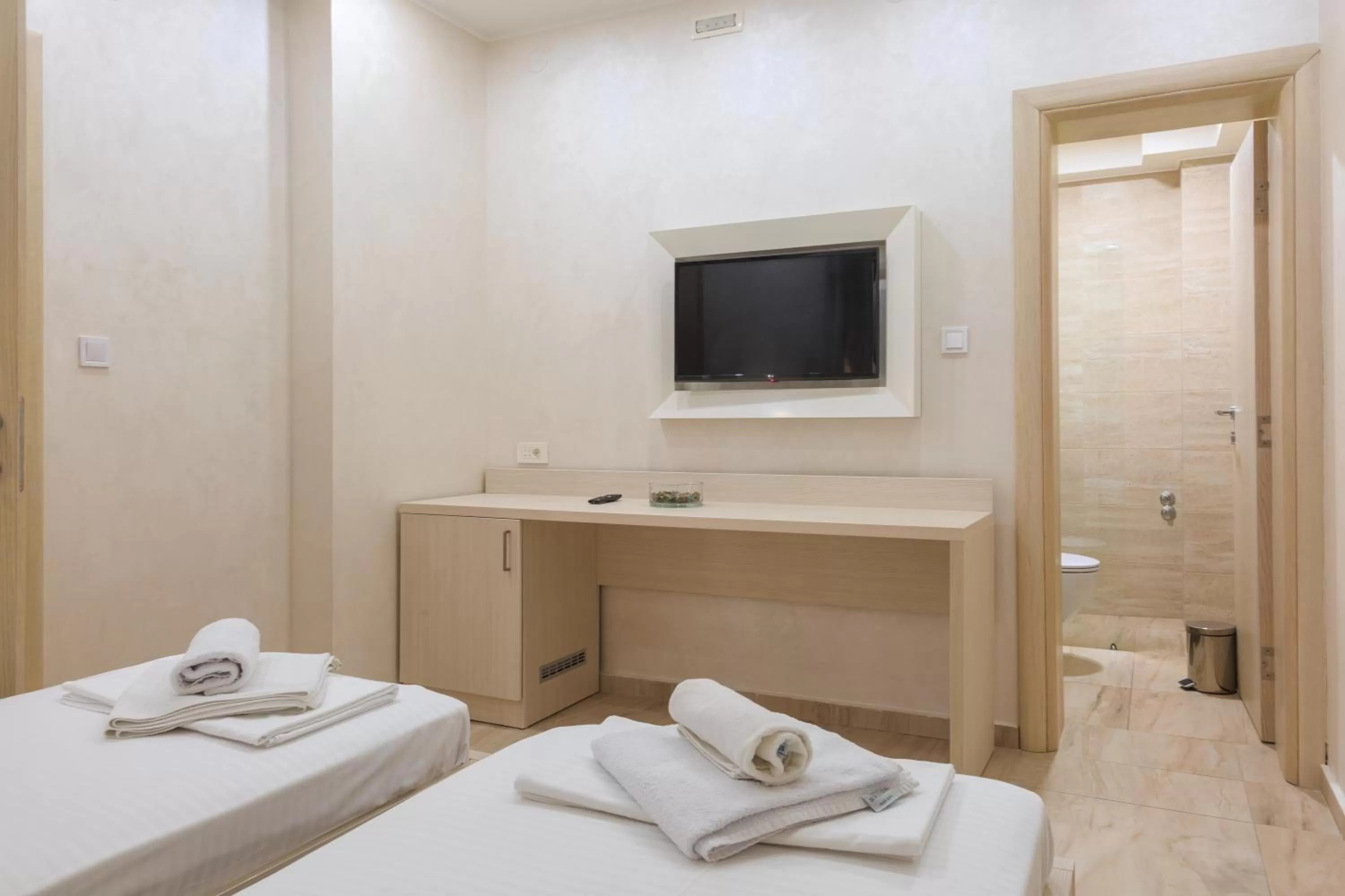 Bathroom, Bed in Hotel Maksim