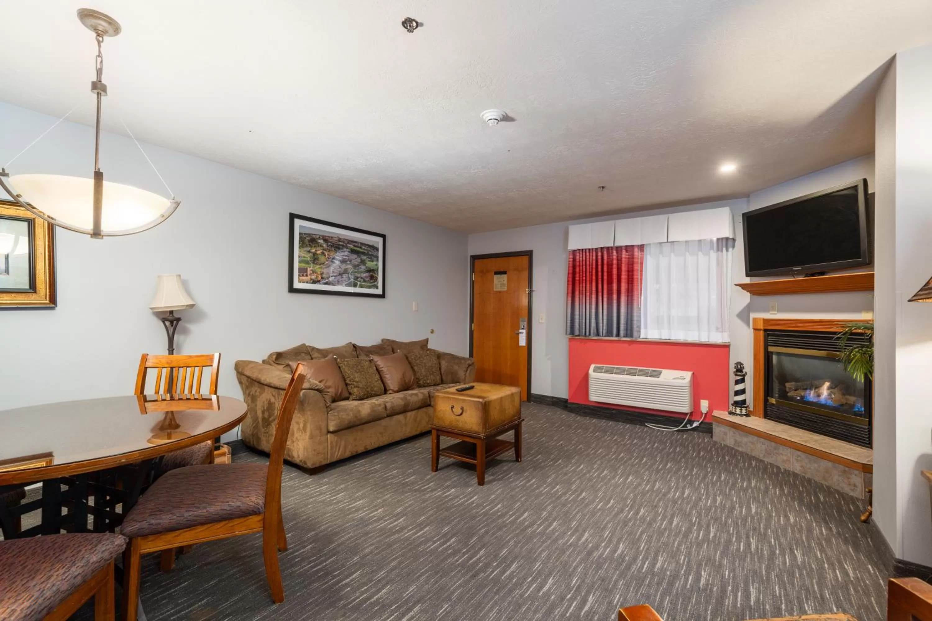 Seating area in Ramada by Wyndham Sioux Falls Airport - Waterpark Resort & Event Center