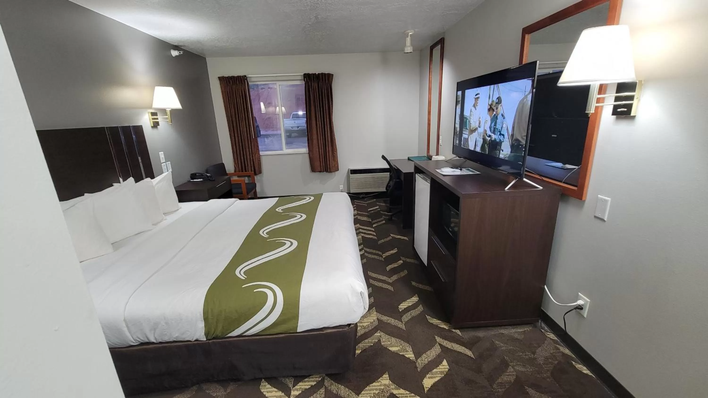 Communal lounge/ TV room, Bed in Quality Inn & Suites Salina National Forest Area