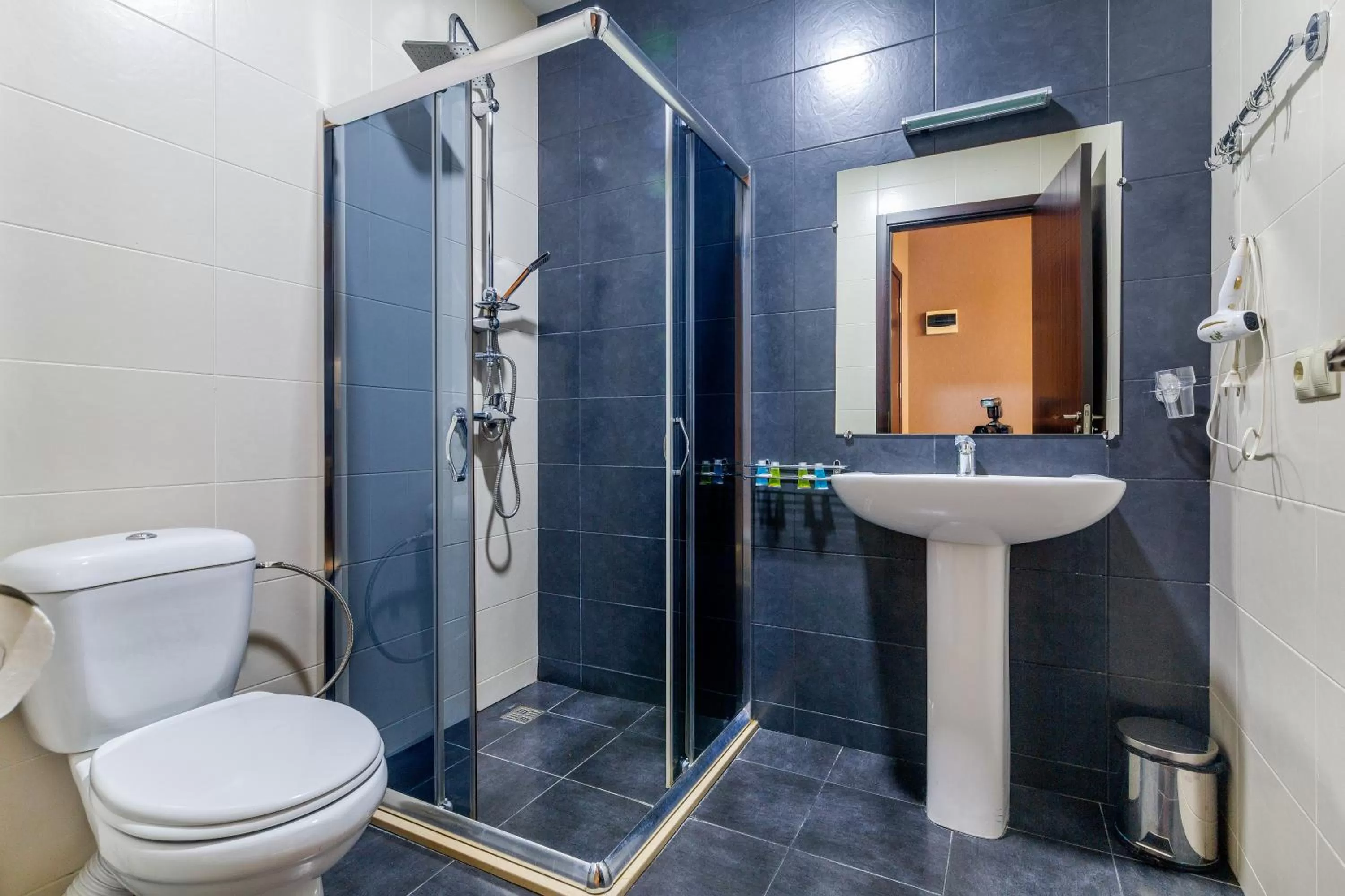 Shower in Hotel Marlyn