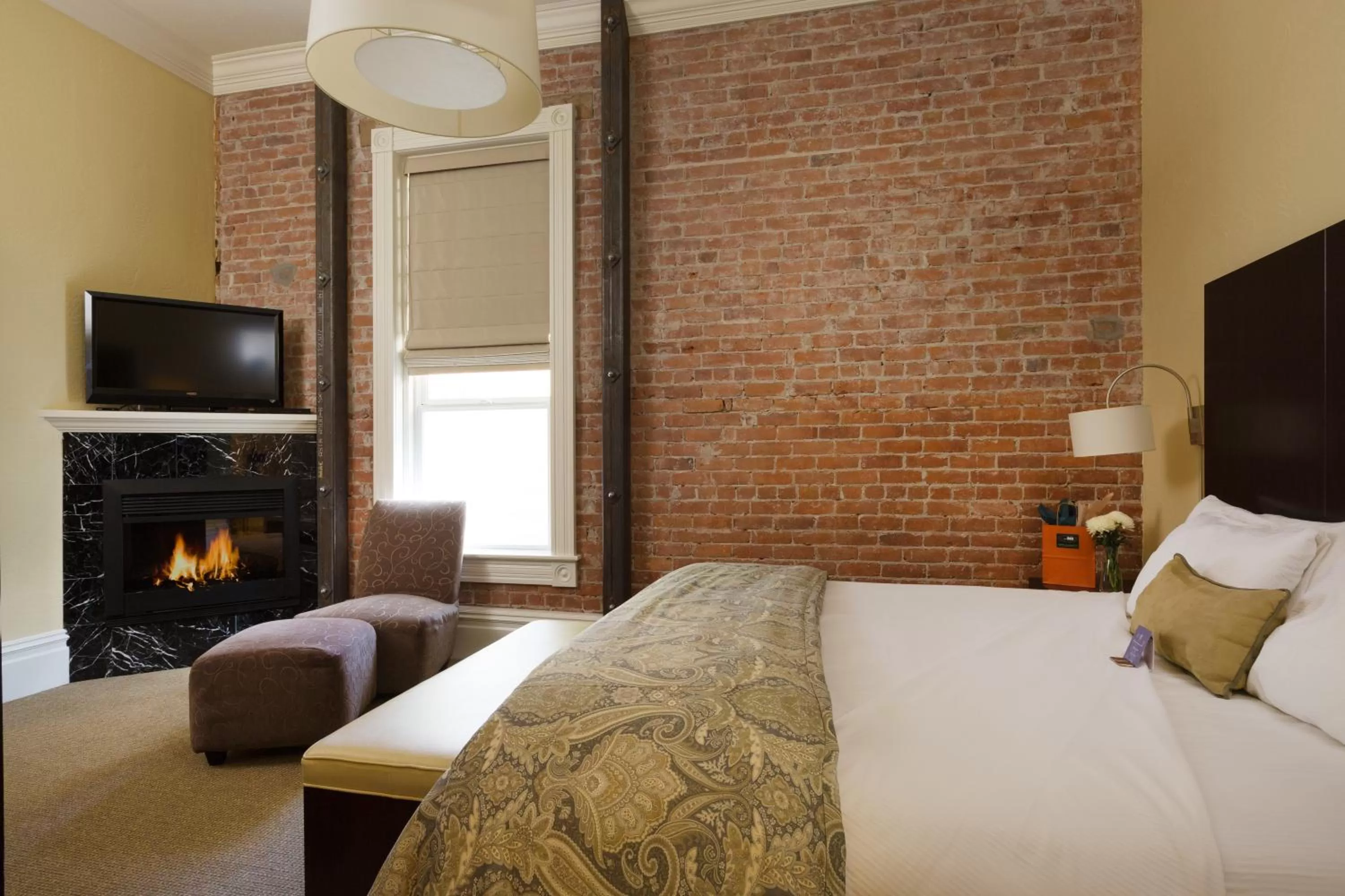 Communal lounge/ TV room, Bed in Healdsburg Inn on the Plaza, A Four Sisters Inn