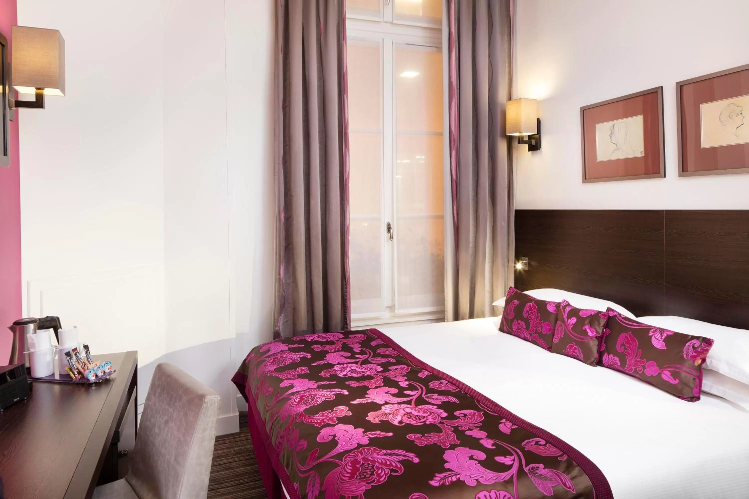 Bedroom, Bed in Hôtel Paris Louvre Opéra