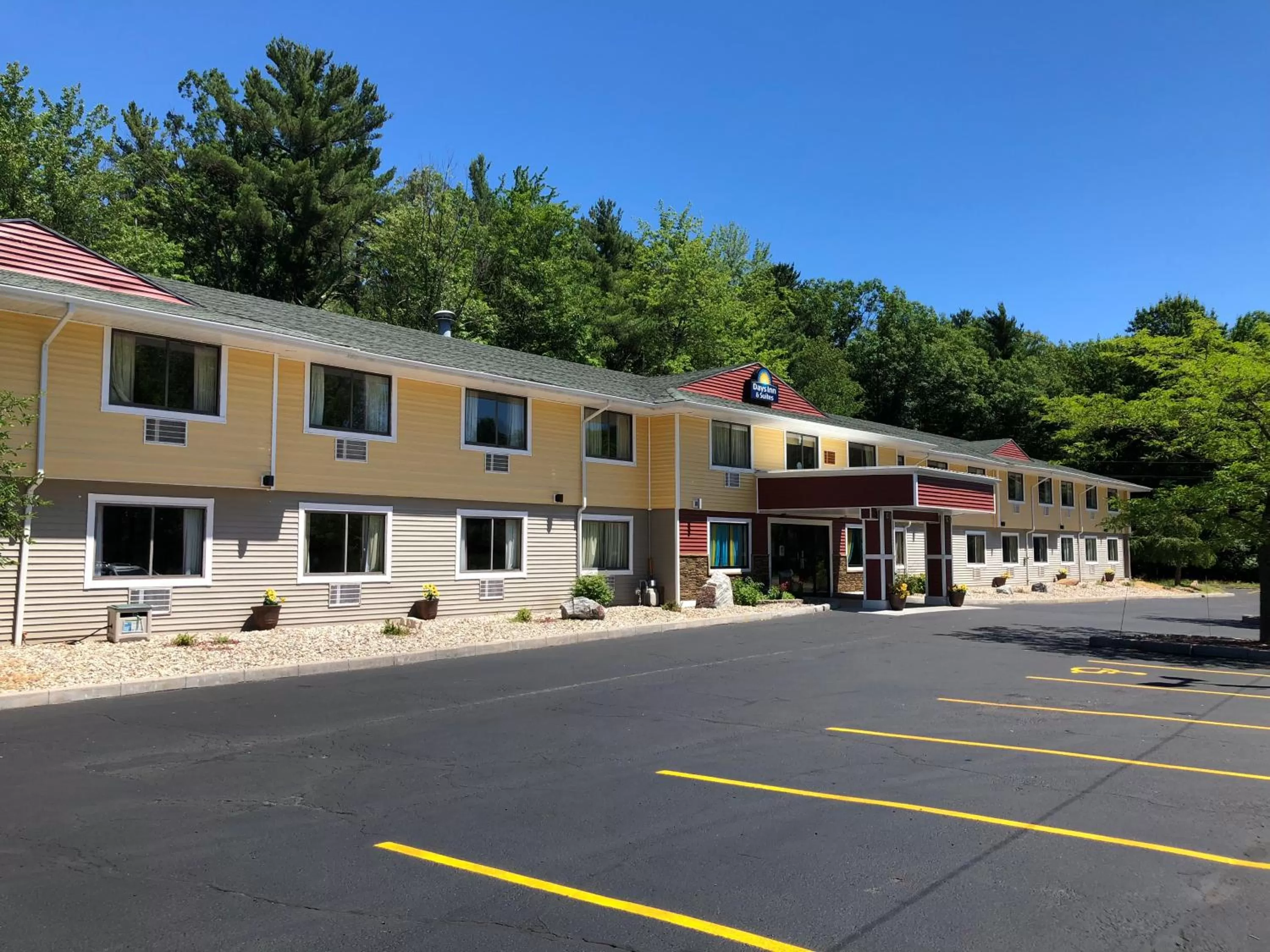 Property building in Days Inn & Suites by Wyndham Stevens Point