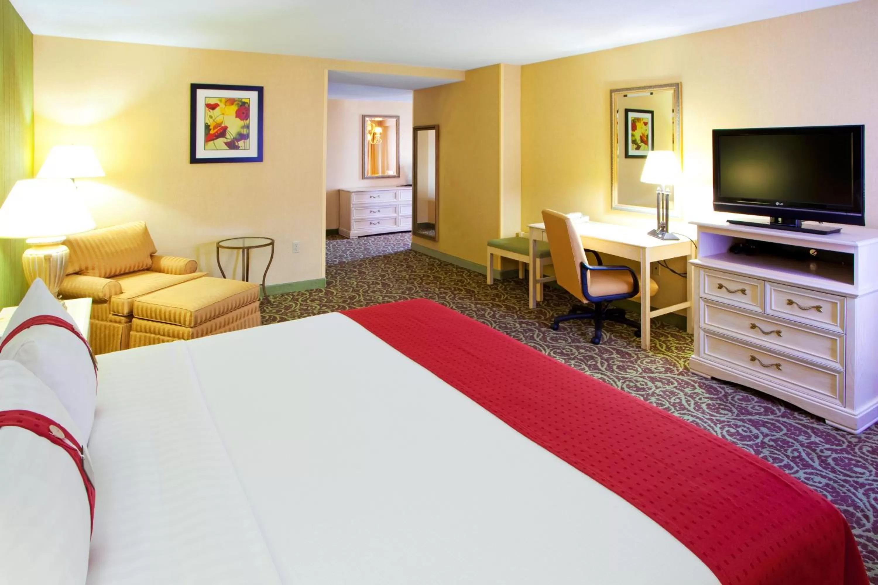 Photo of the whole room, Bed in Holiday Inn Chantilly-Dulles Expo Airport by IHG