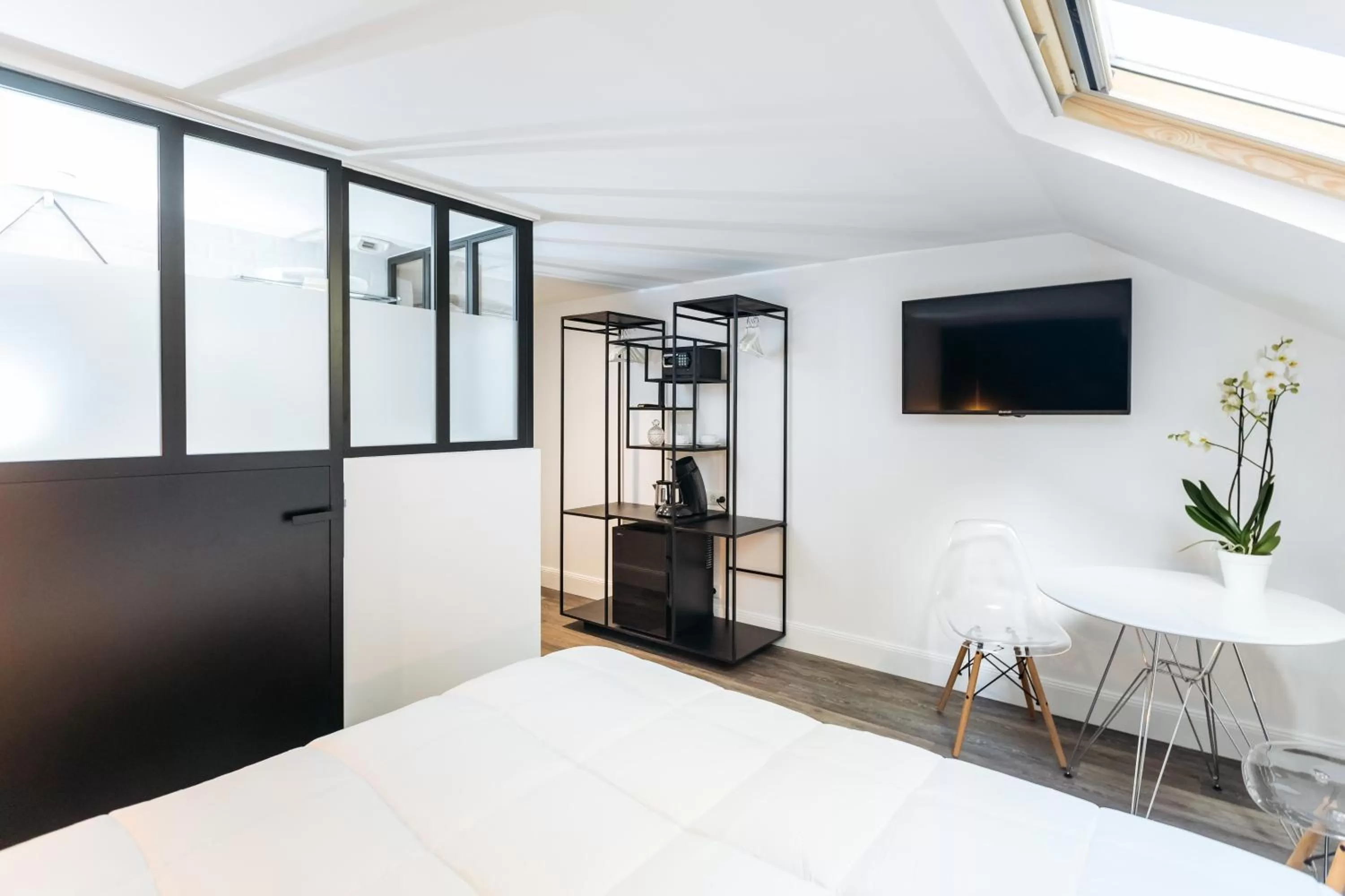 Photo of the whole room, Bed in Arome Hôtel