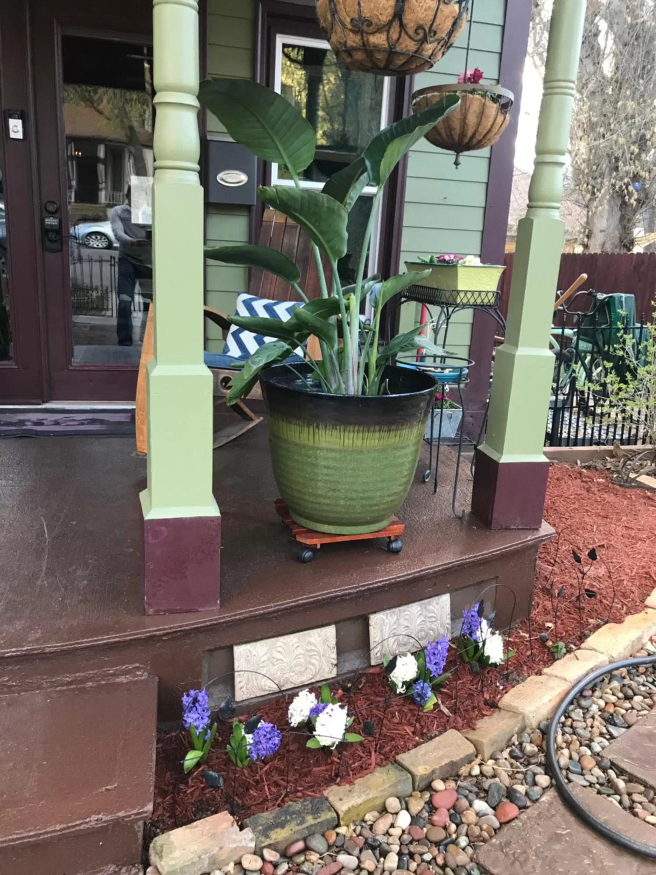 Property building in Downtown B&B with Jacuzzi