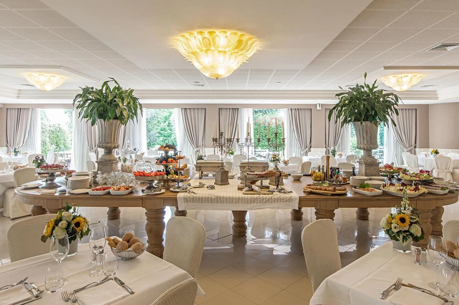 Restaurant/places to eat in Hotel Touring